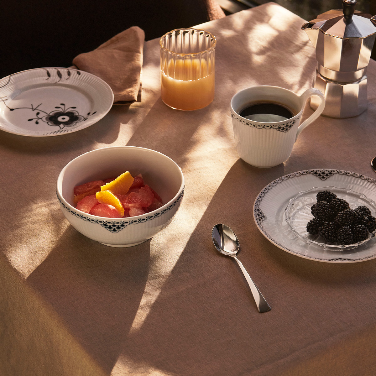 Royal Copenhagen Black Lace Muki korkea kahva 33cl