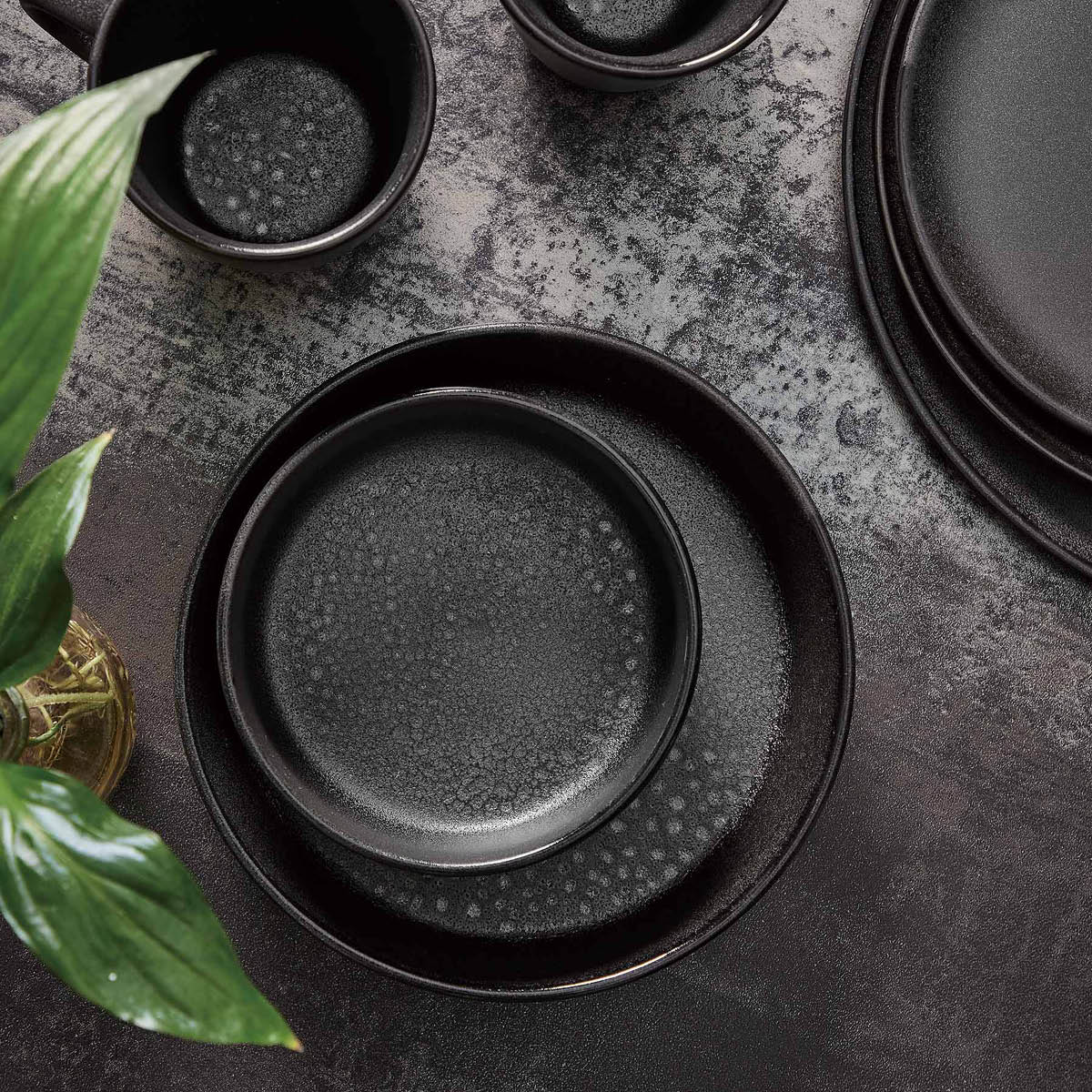 Aida RAW Titanium Black suppetallerken 19,4 cm