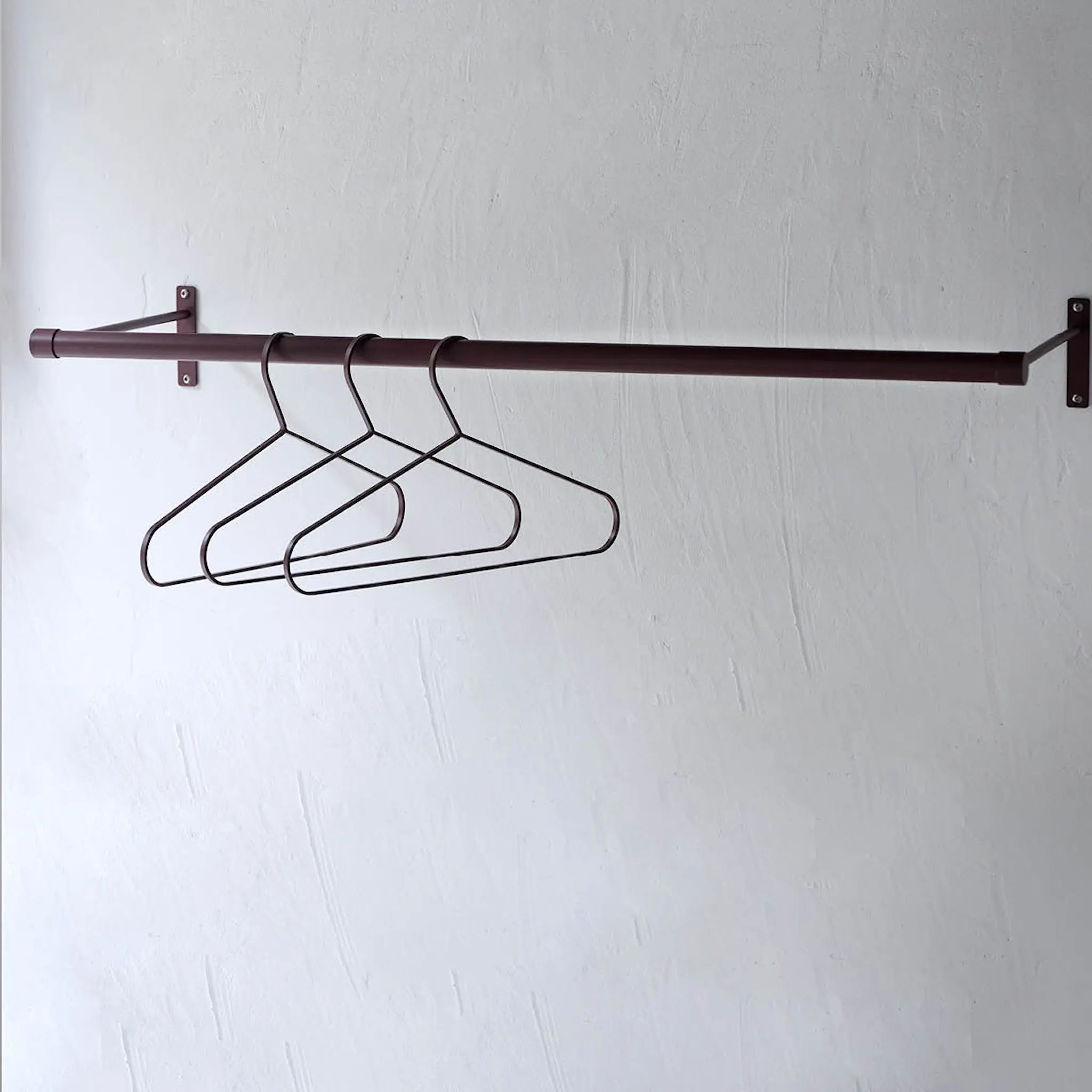 Mette Ditmer HANG-IT kjøkkenstang med kroker 90 cm vinrød