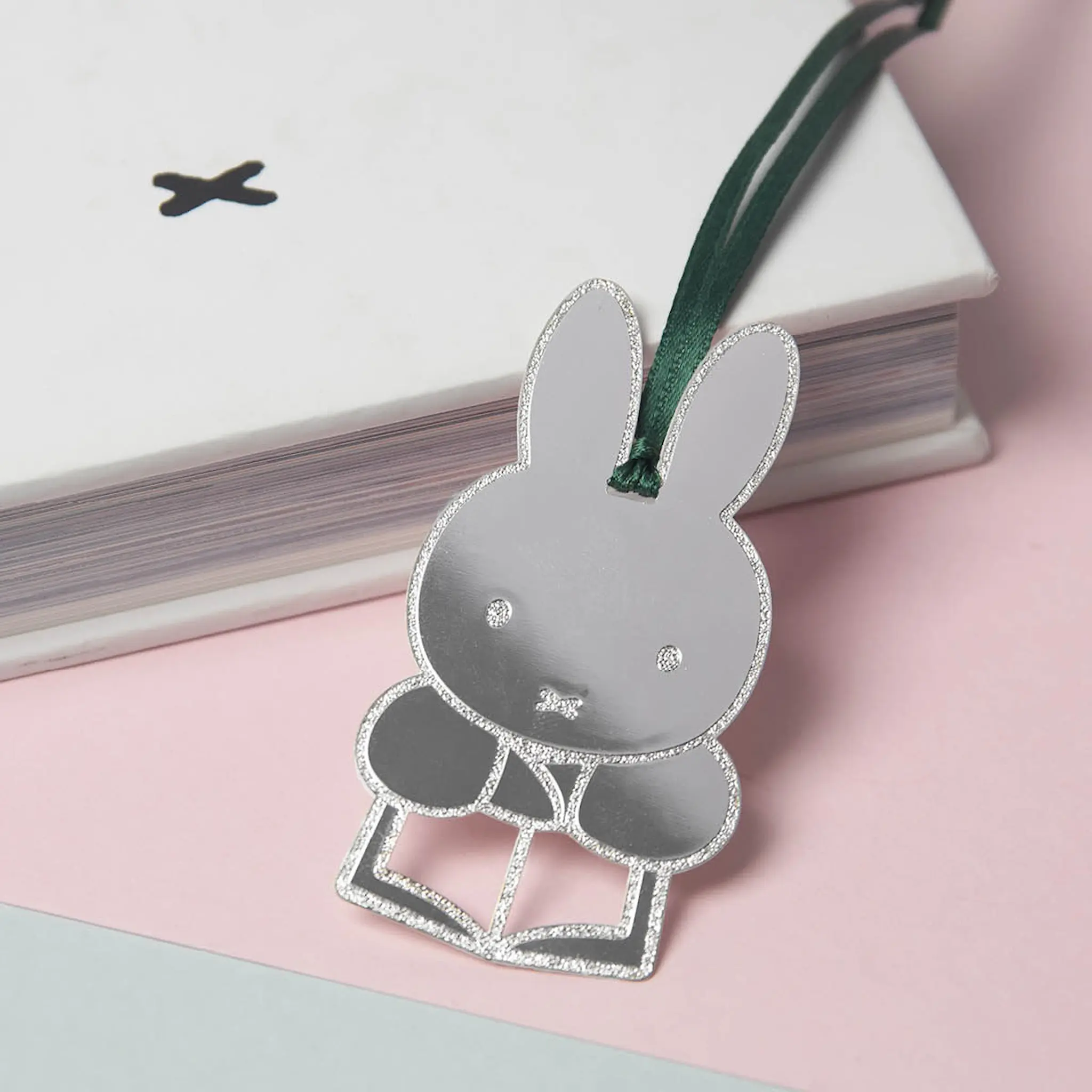 Pluto Bokmärke 4x7,5 cm Miffy reading
