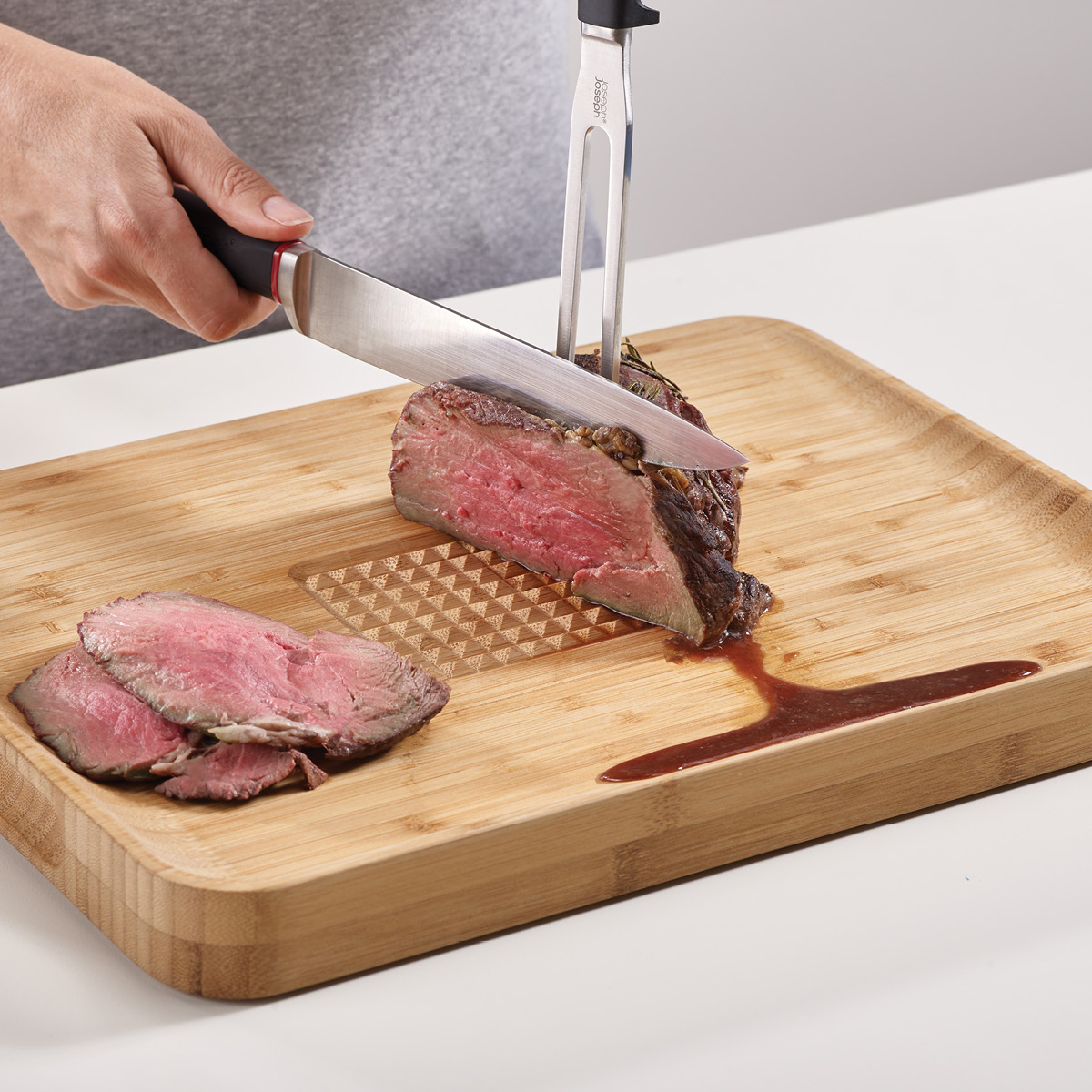 Joseph Joseph Cut&Carve skjærefjøl i bambus 30x40 cm