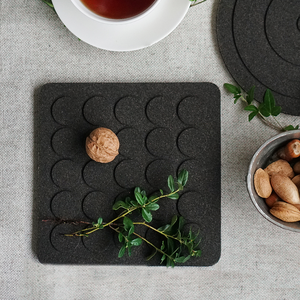 Born in Sweden Pannunalunen korkki 20x20 cm Musta