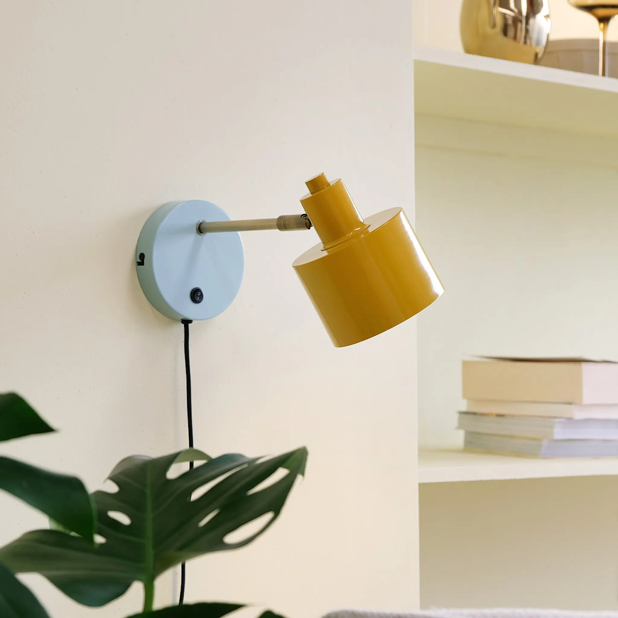 Dyberg Larsen Ocean vägglampa 11,5 cm beige/mässing