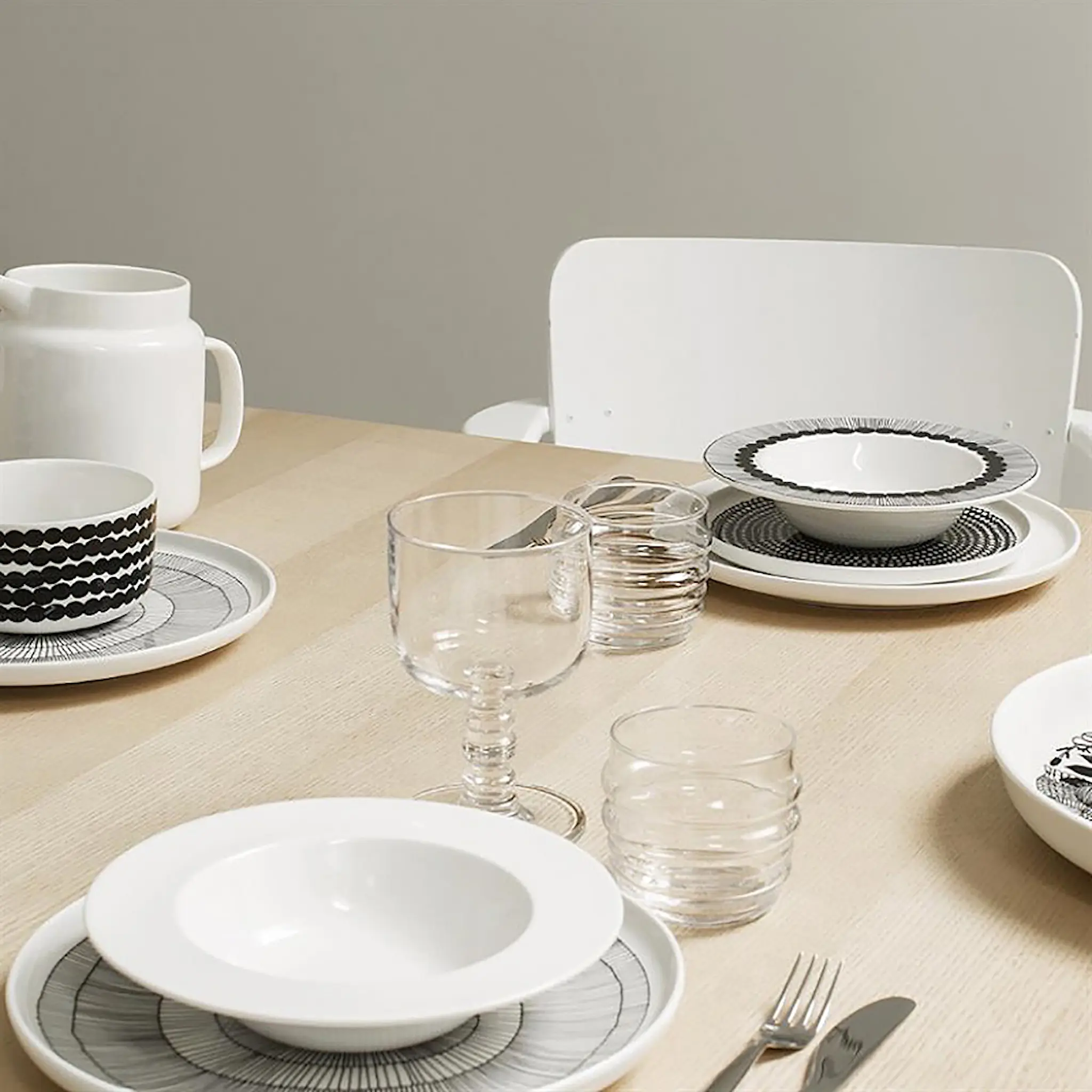Marimekko Siirtolapuutarha Tallrik djup 20 cm Svart/vit