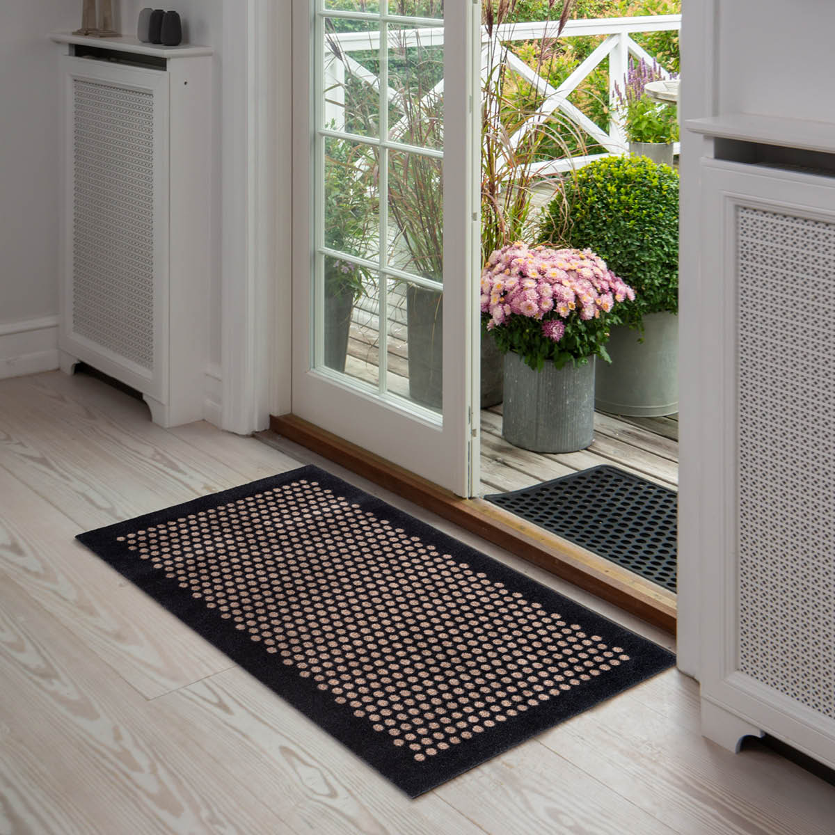 Tica Copenhagen Dot golvmatta 120x67 cm svart/sand