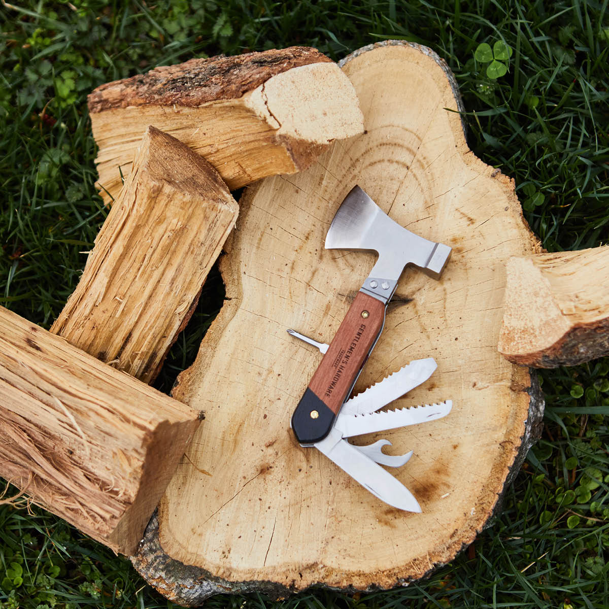 Gentlemen's Hardware Multiverktyg 10-i-1 yxa med trähandtag