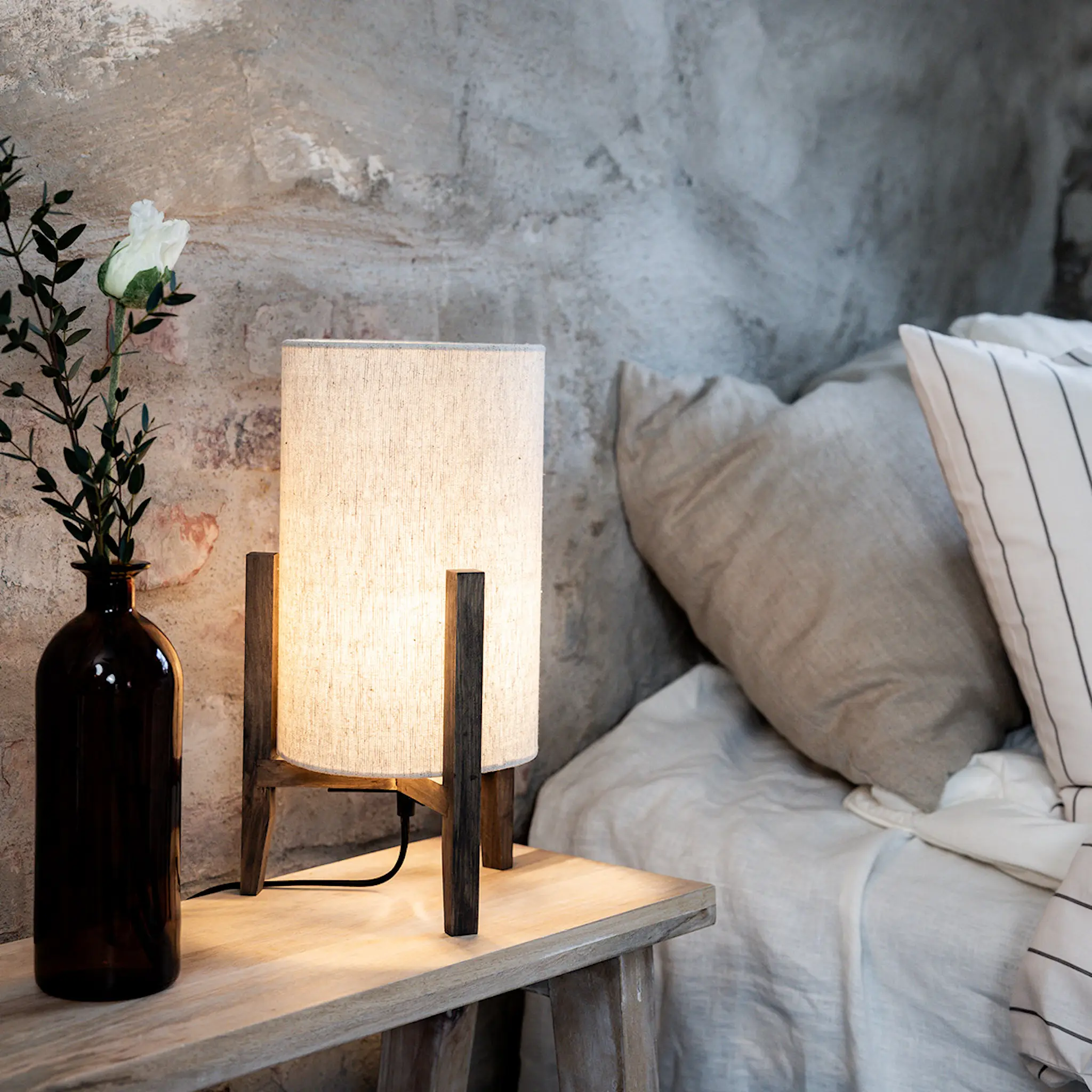 Markslöjd Eruca bordslampa 39 cm brunbetsad/beige textil