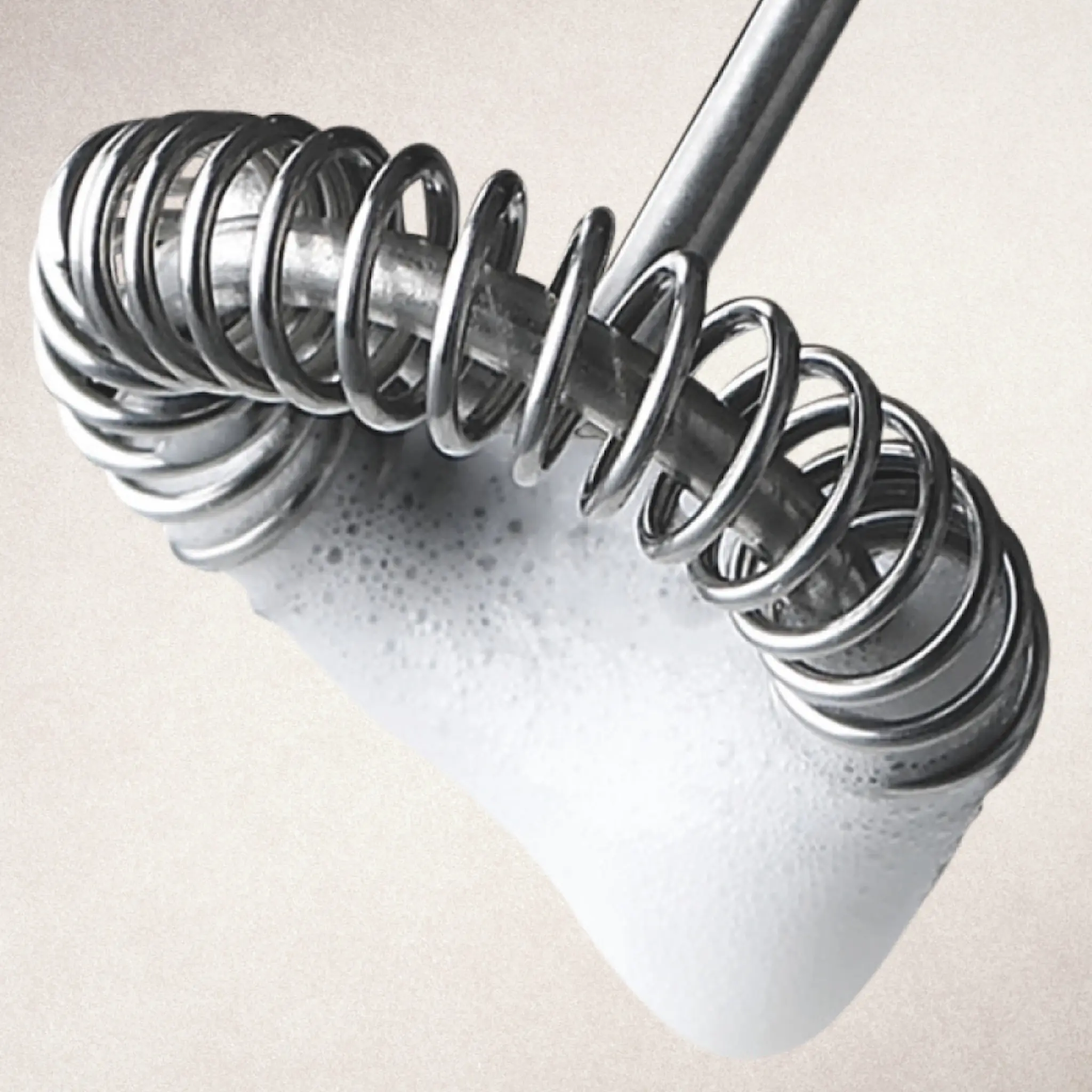 Aerolatte Mjölkskummare med hållare kräm