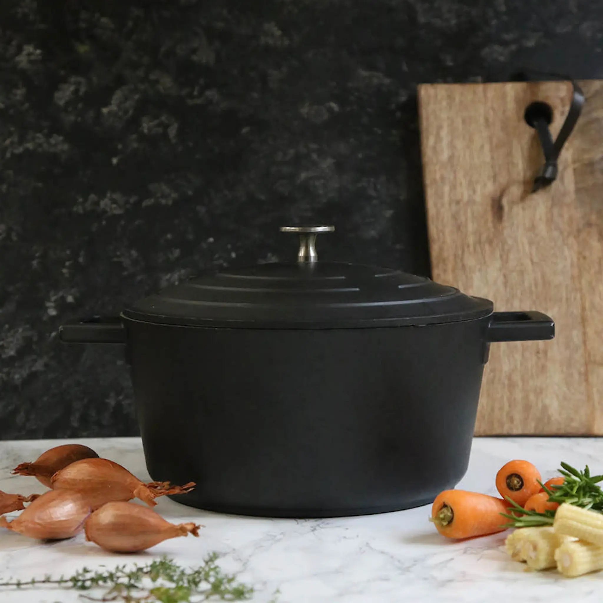 MasterClass Cast Aluminium gryta 4 L med självösande lock svart