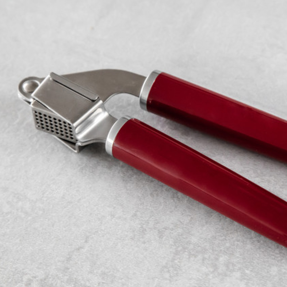 KitchenAid Core Valkosipulipuristin 19 cm Empire Red