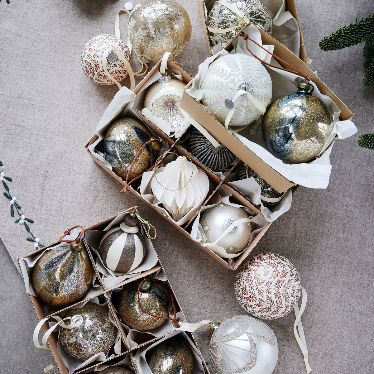 Lene Bjerre Hevig julkula 8 cm benvit/silver