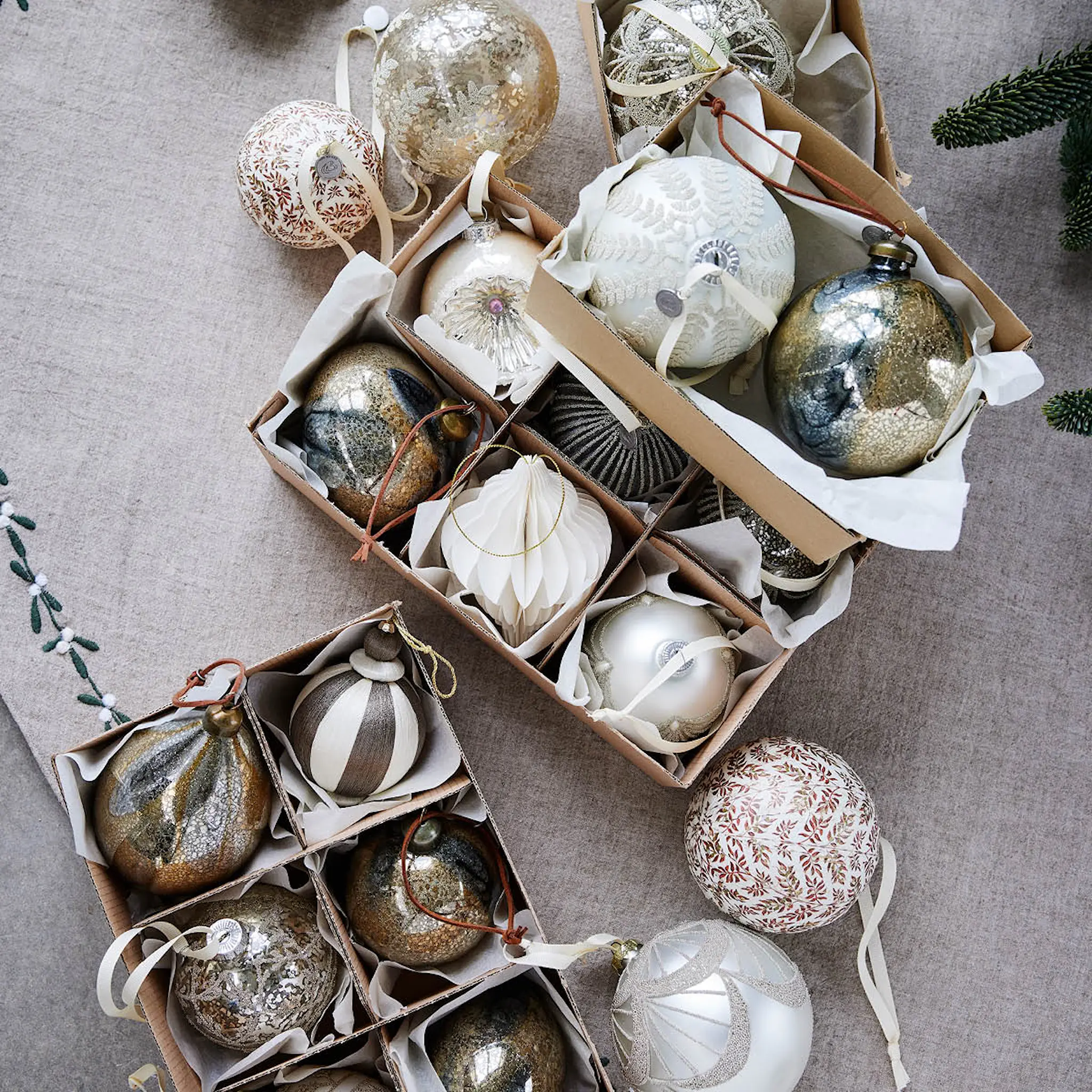 Lene Bjerre Hevig julkula 8 cm benvit/silver