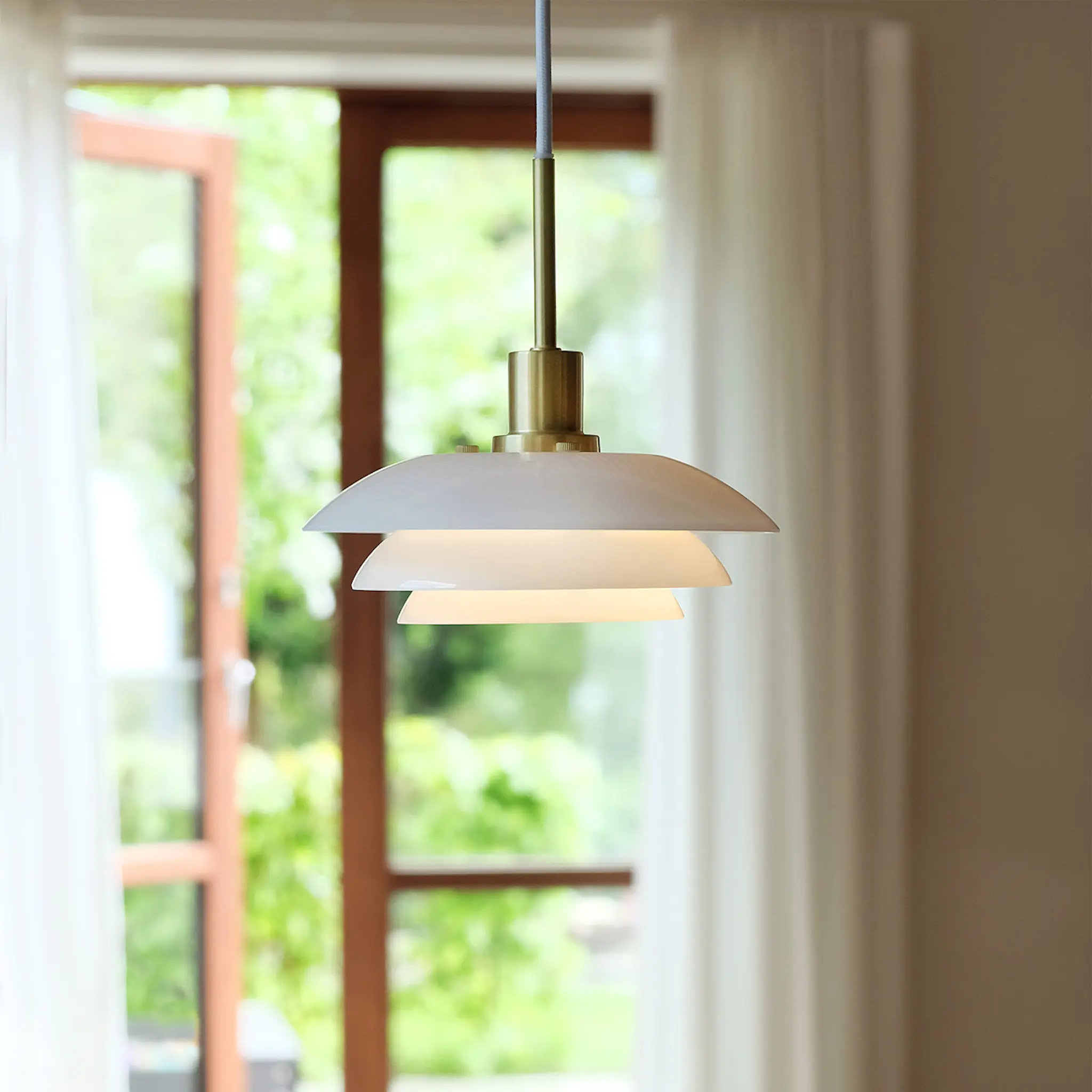 Dyberg Larsen DL31 pendellampa 15 cm opal/mässing