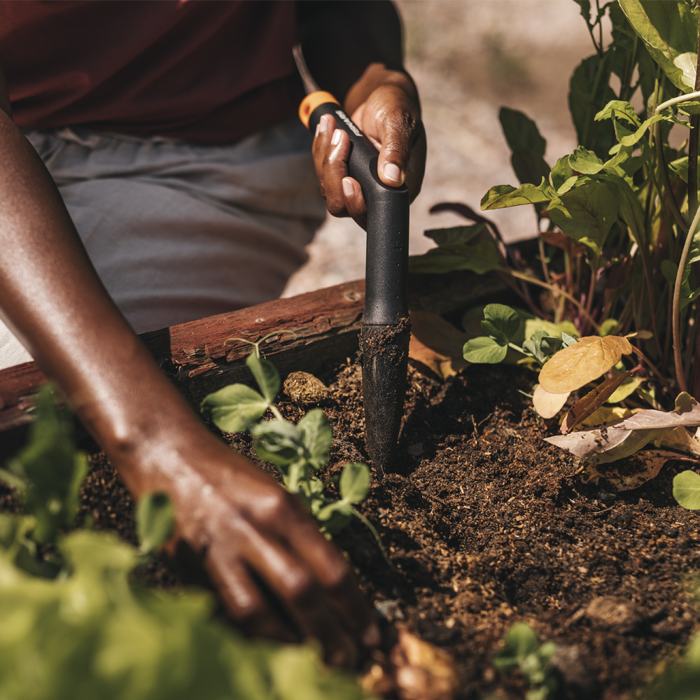 Fiskars Solid™ planteringssticka L-form svart