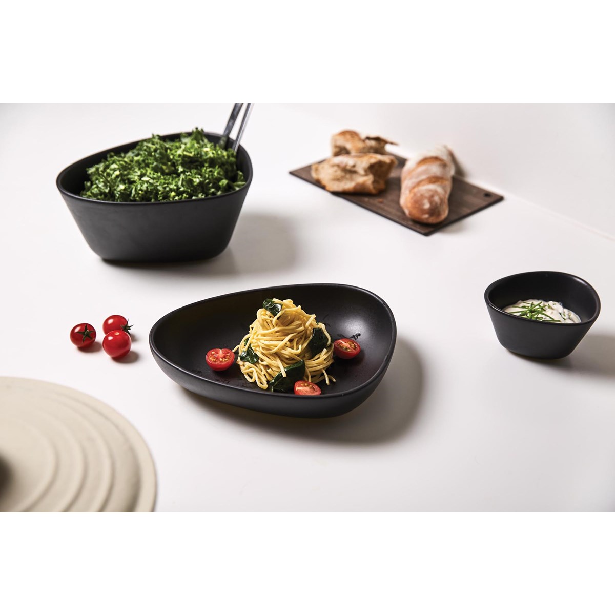 LIND DNA Curve Stoneware Syvä lautanen 22x19 cm Musta