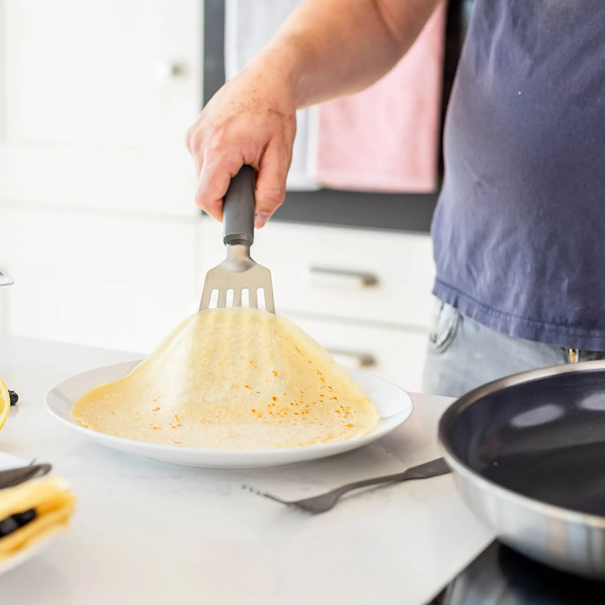 KitchenAid KitchenAid Classic stekspade perforerad 32 cm charcoal grey