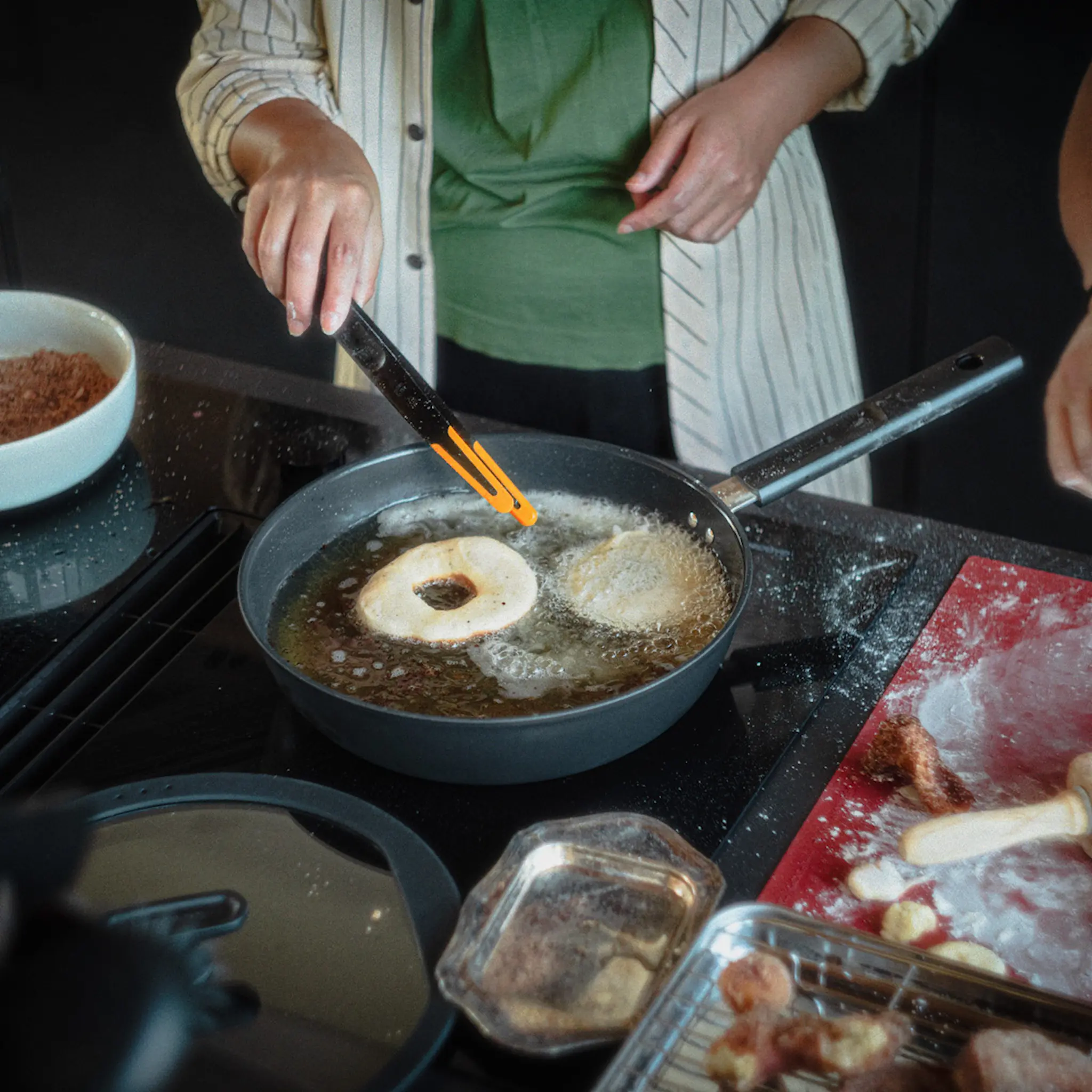 Fiskars Hard Face keramisk traktörpanna med lock 28 cm