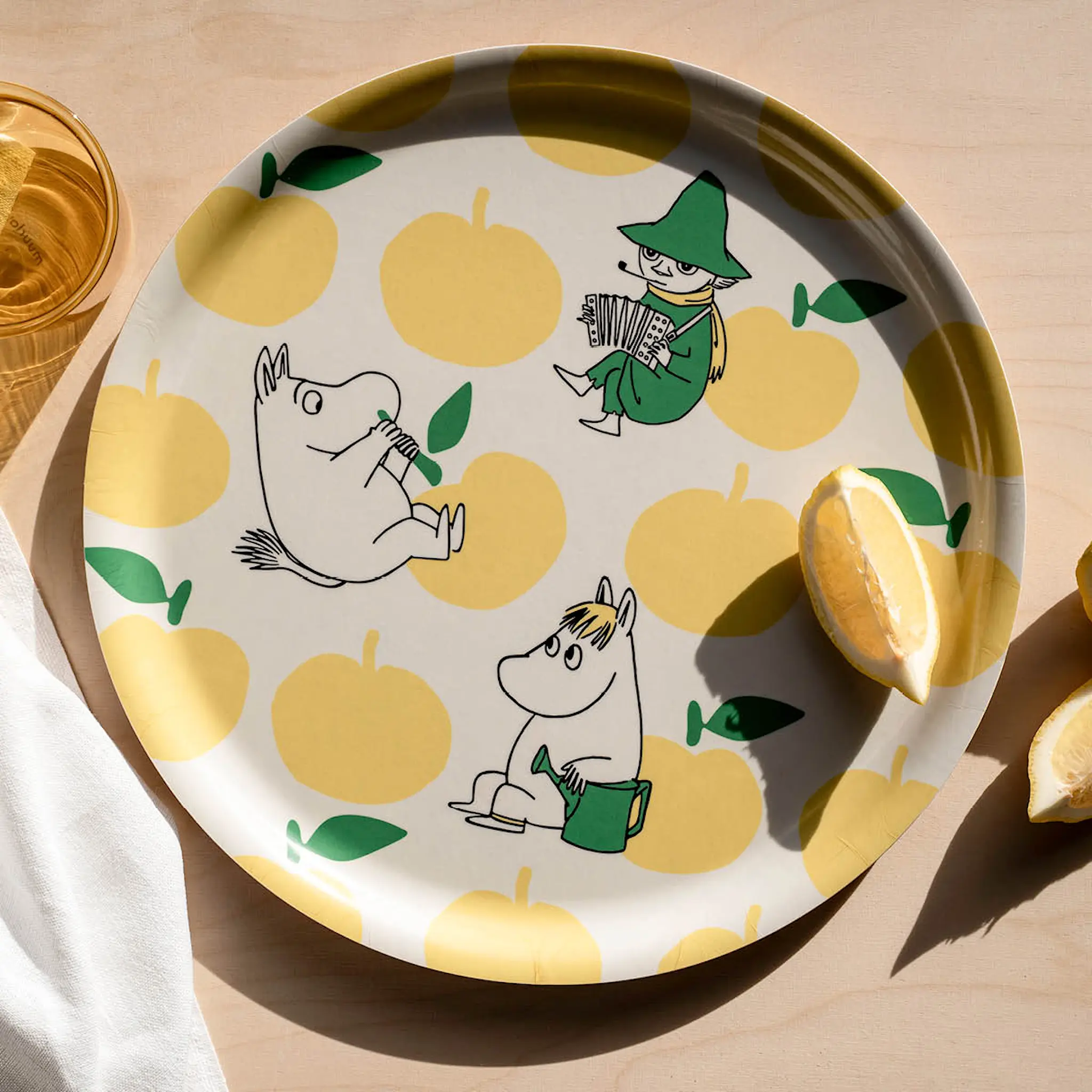 Muurla Mumin bricka rund 35 cm Glada Äpplen