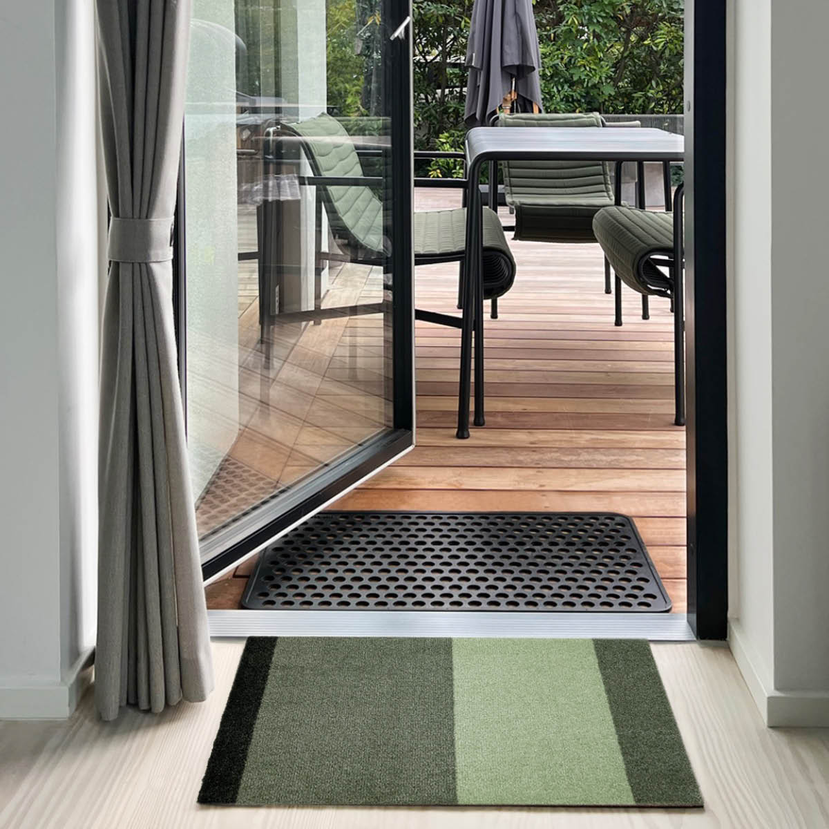 Tica Copenhagen Stripes Horizontally golvmatta 40x60 cm grön