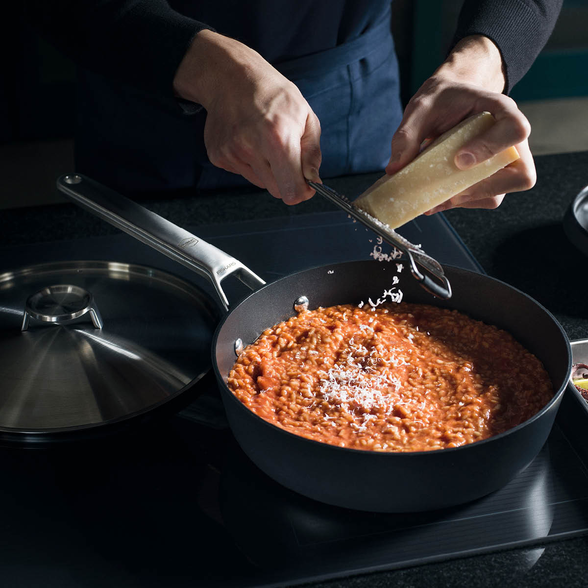 Fiskars Taiten Traktörpanna med lock 26 cm Svart