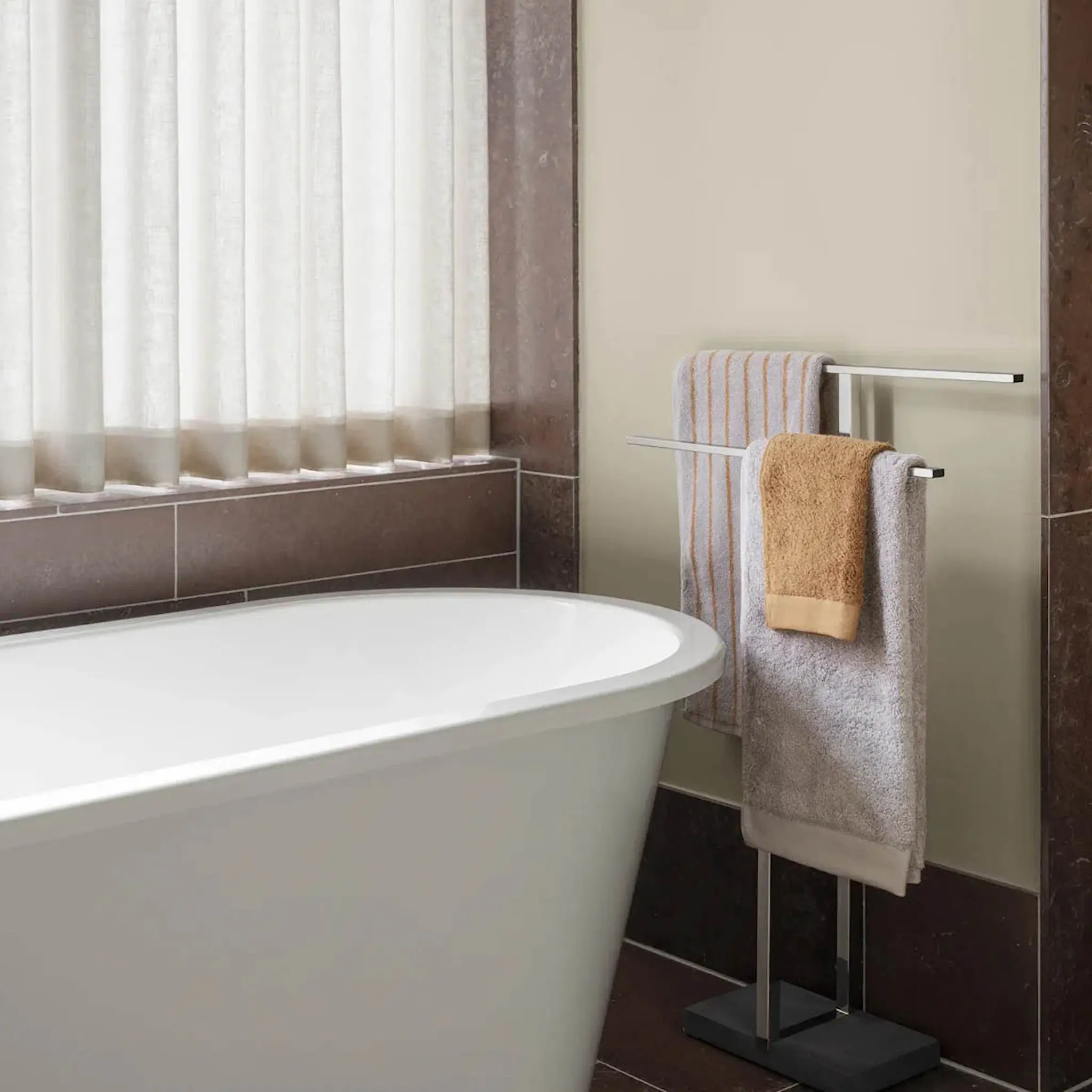 Blomus Arto badhandduk 140x70 cm beige/orange smalrandig