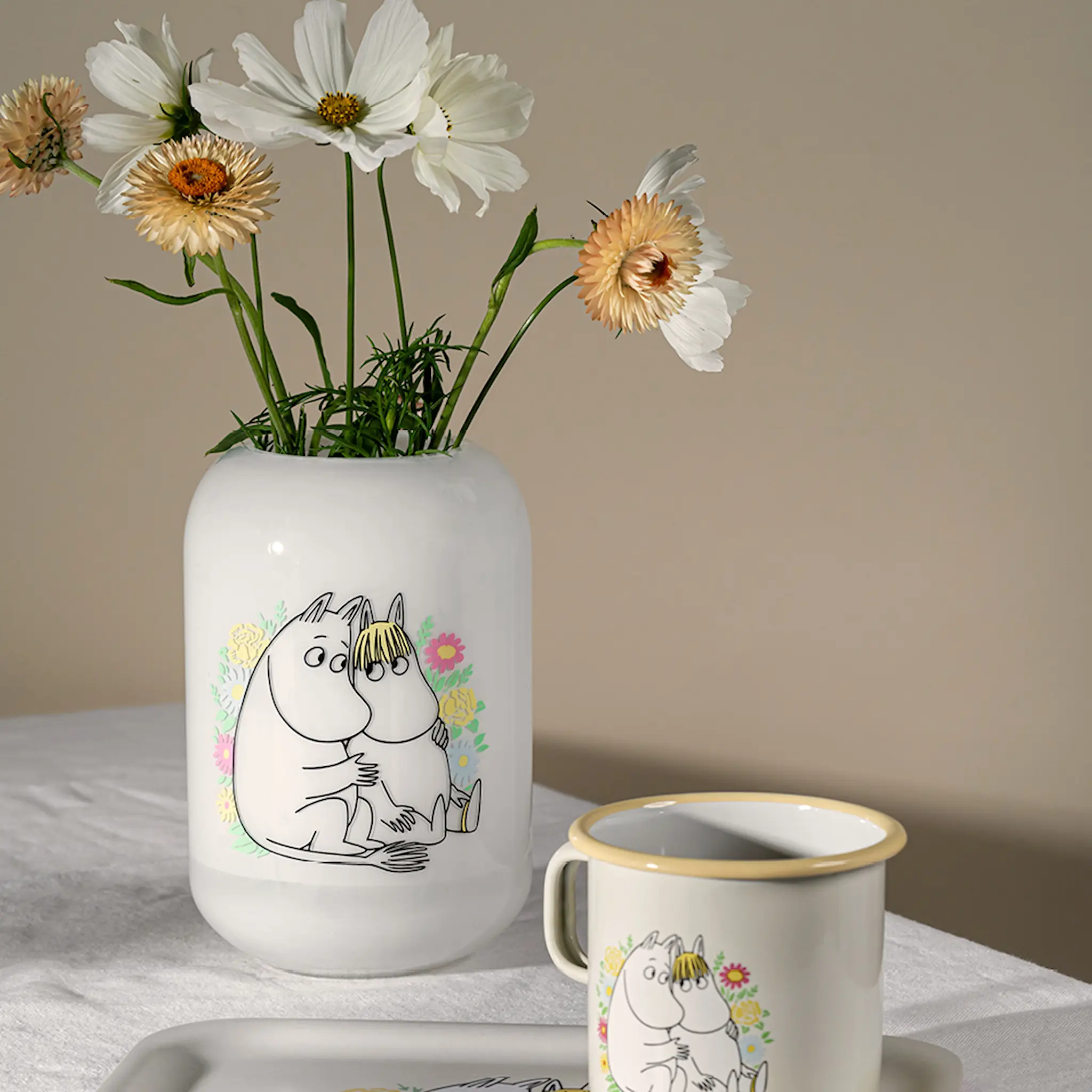 Muurla Mumin vas 19 cm blommor vit