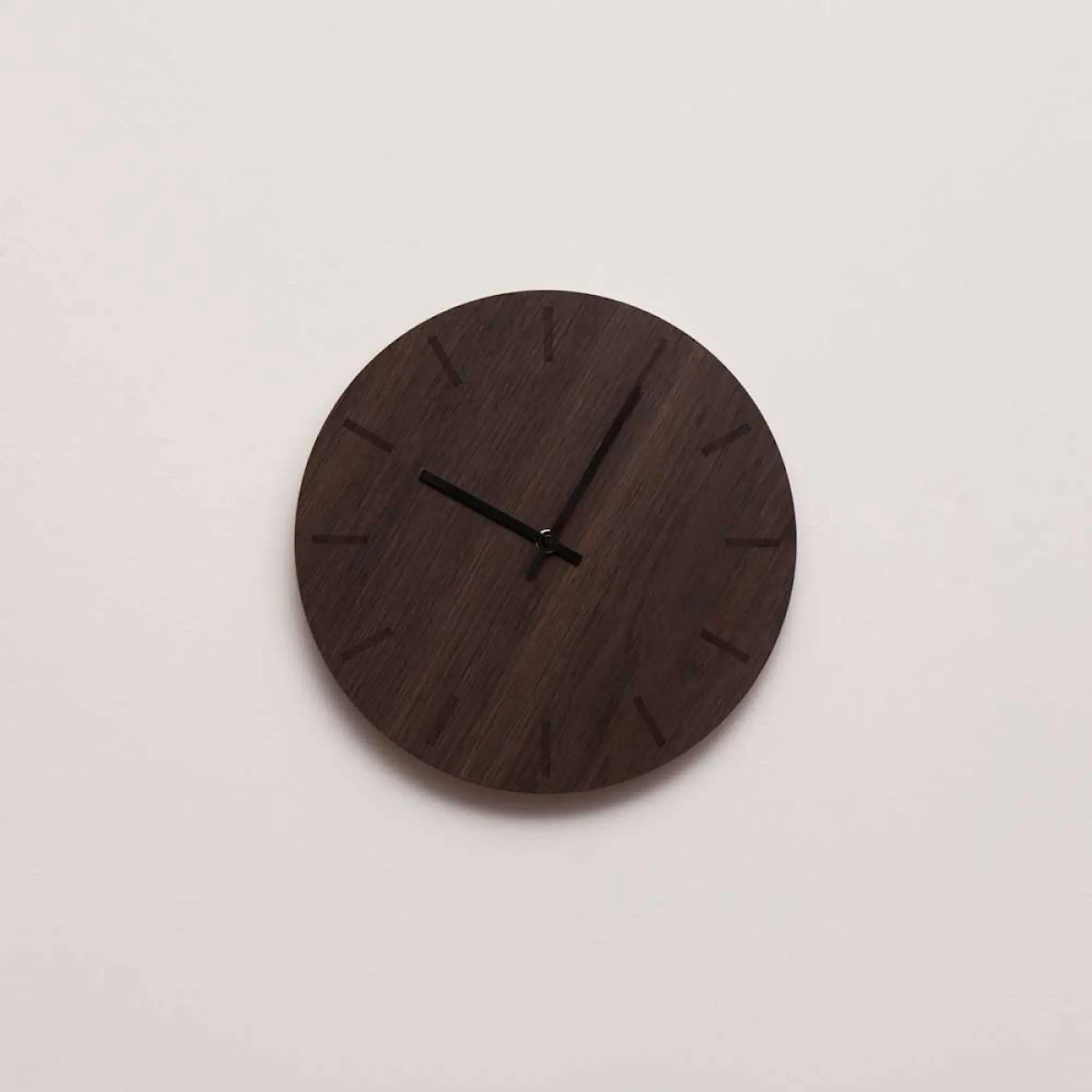 Hemverk Dark Oak väggklocka 28 cm mörk ek med svart visare