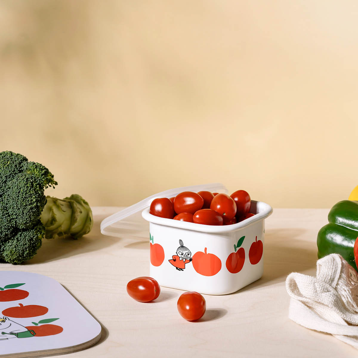 Muurla Mumin emaljburk med lock 0,67 L Glada Äpplen röd