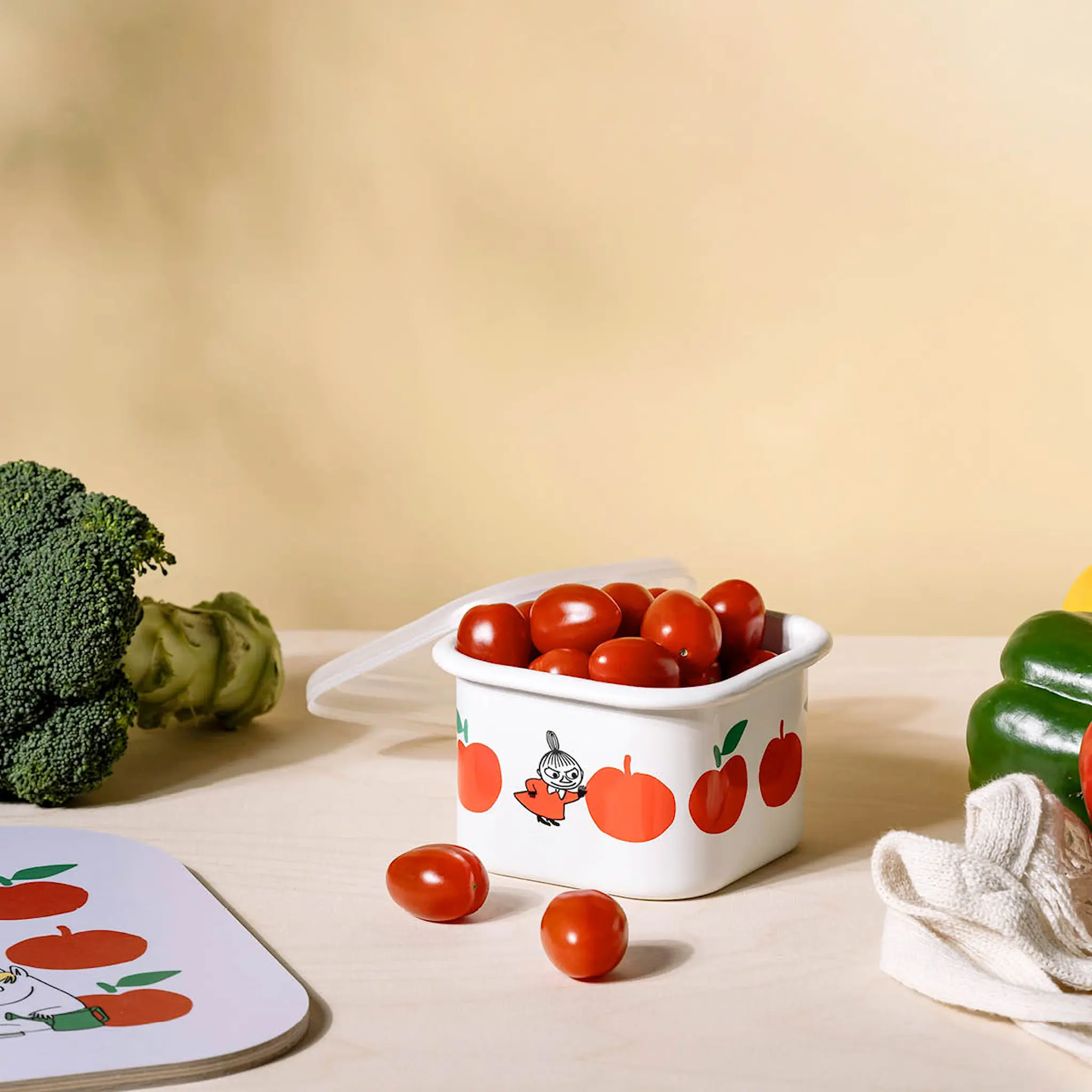 Muurla Mumin emaljburk med lock 0,67 L Glada Äpplen röd