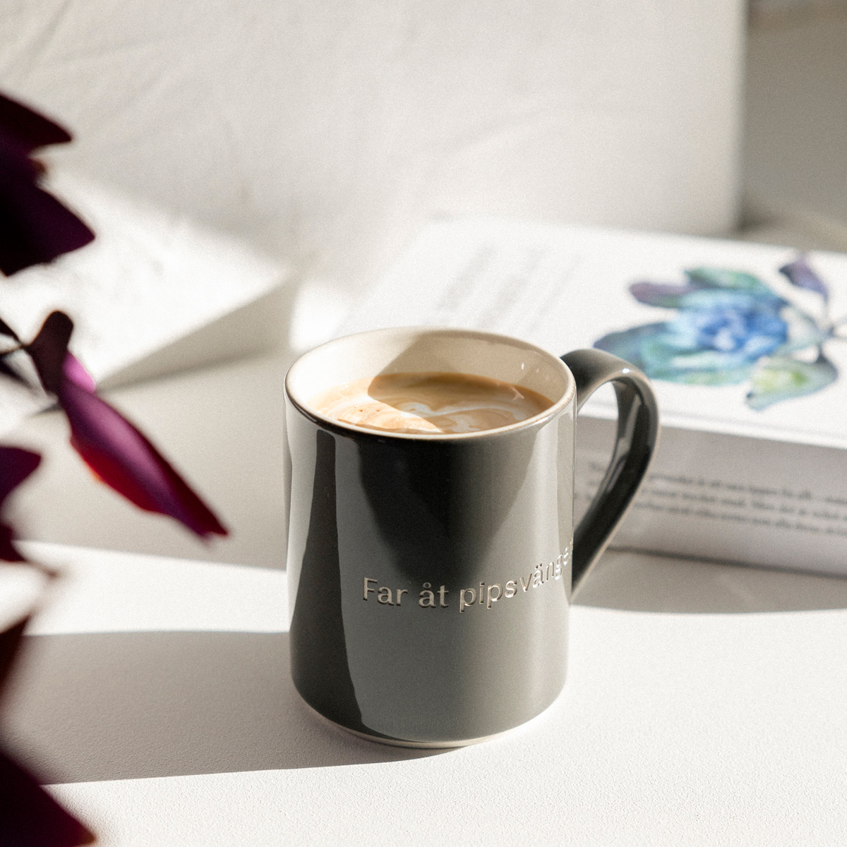 Design House Stockholm Astrid Lindgren Mugg Mörkgrå Far åt pipsvängen!