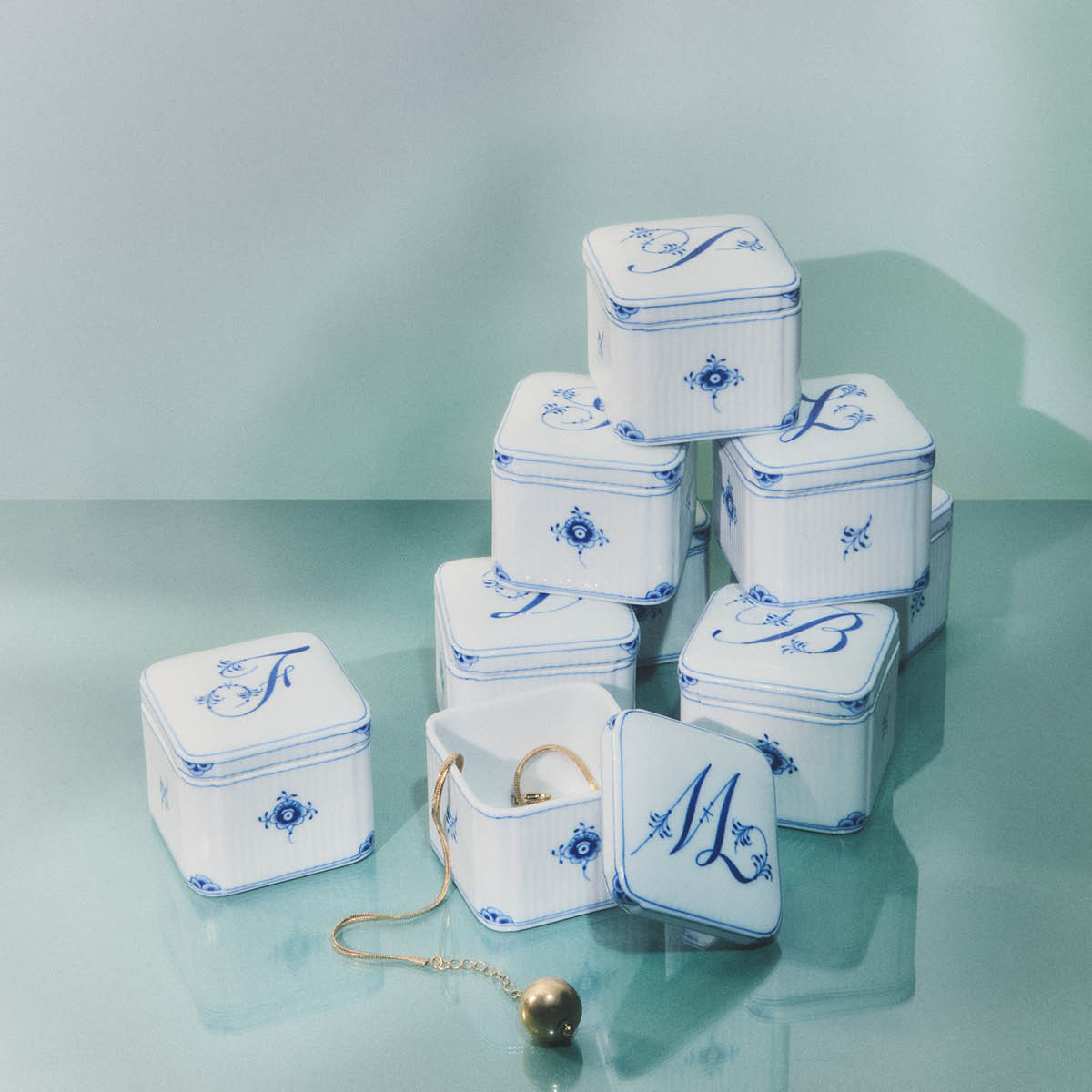 Royal Copenhagen Alphabet Collection firkantet bonbonniere D 13 cl blå/hvit