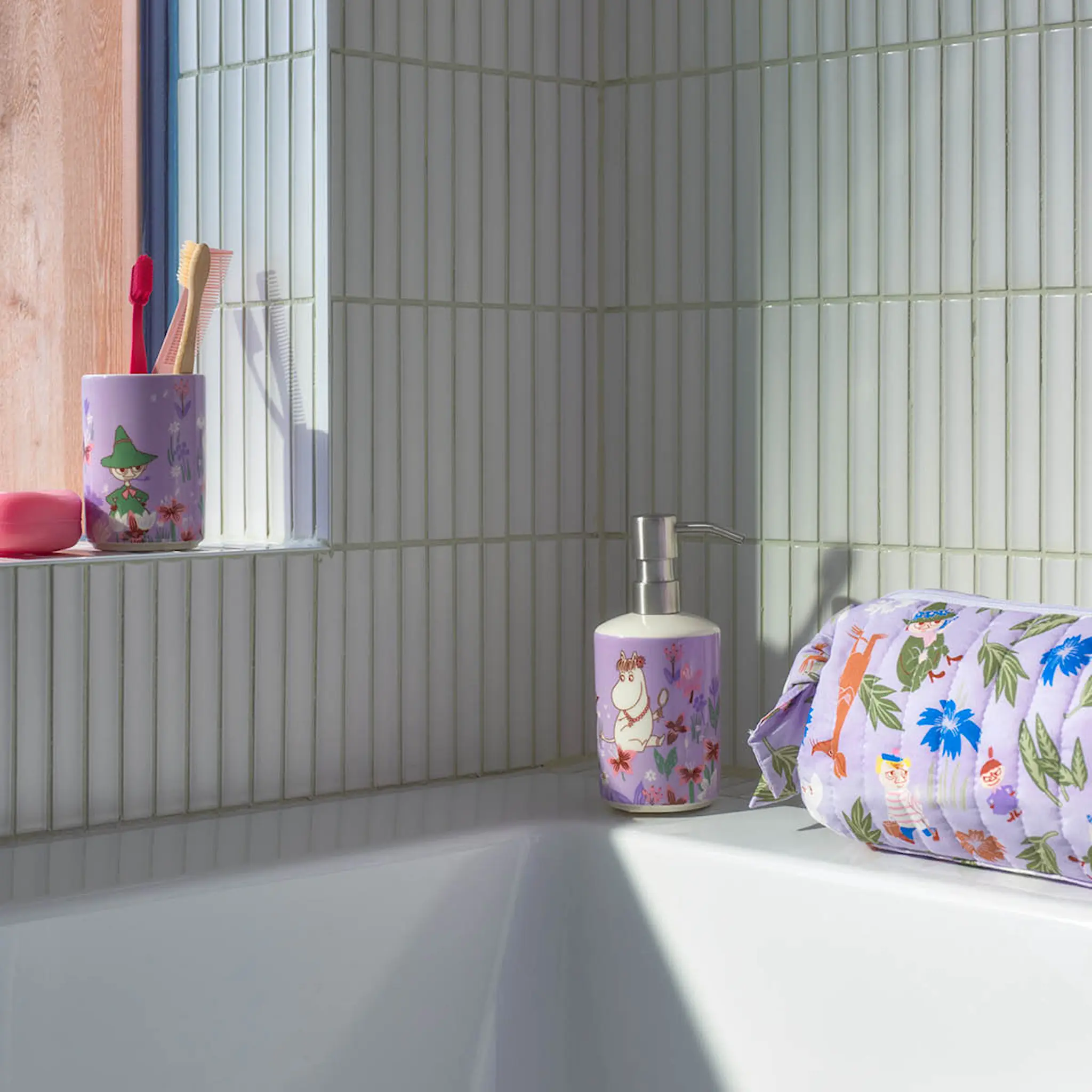 Moomin Arabia Mummi toalettmappe 12x24 cm blomsterhage