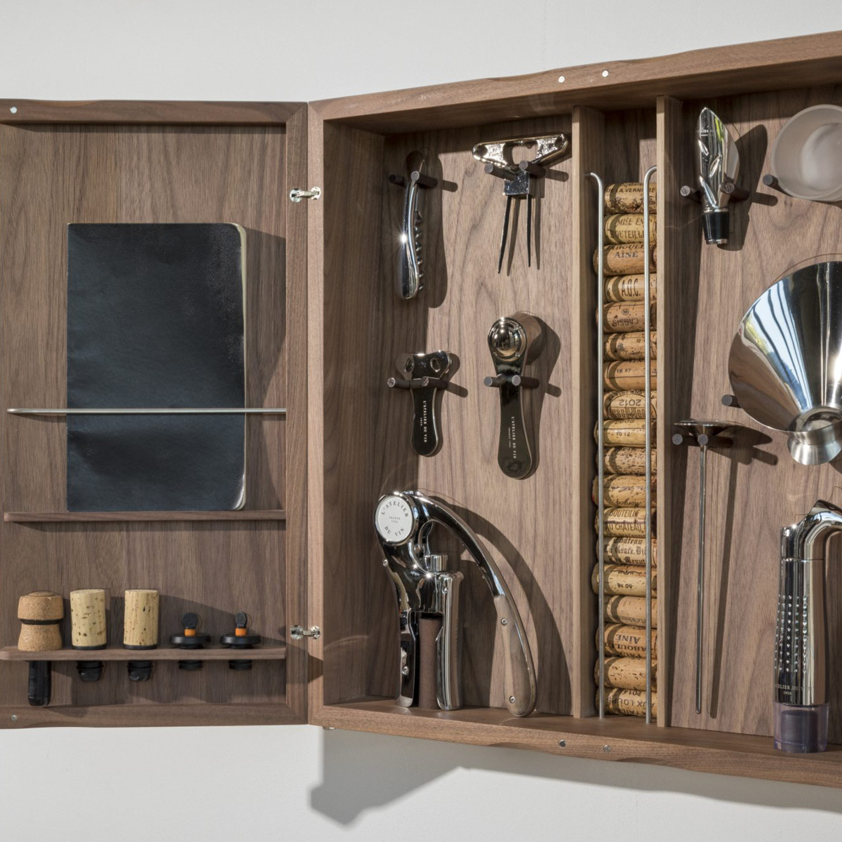 L'atelier du vin Vinsett/vinskap med vintilbehør Cabinet d'Oeno Curiosités