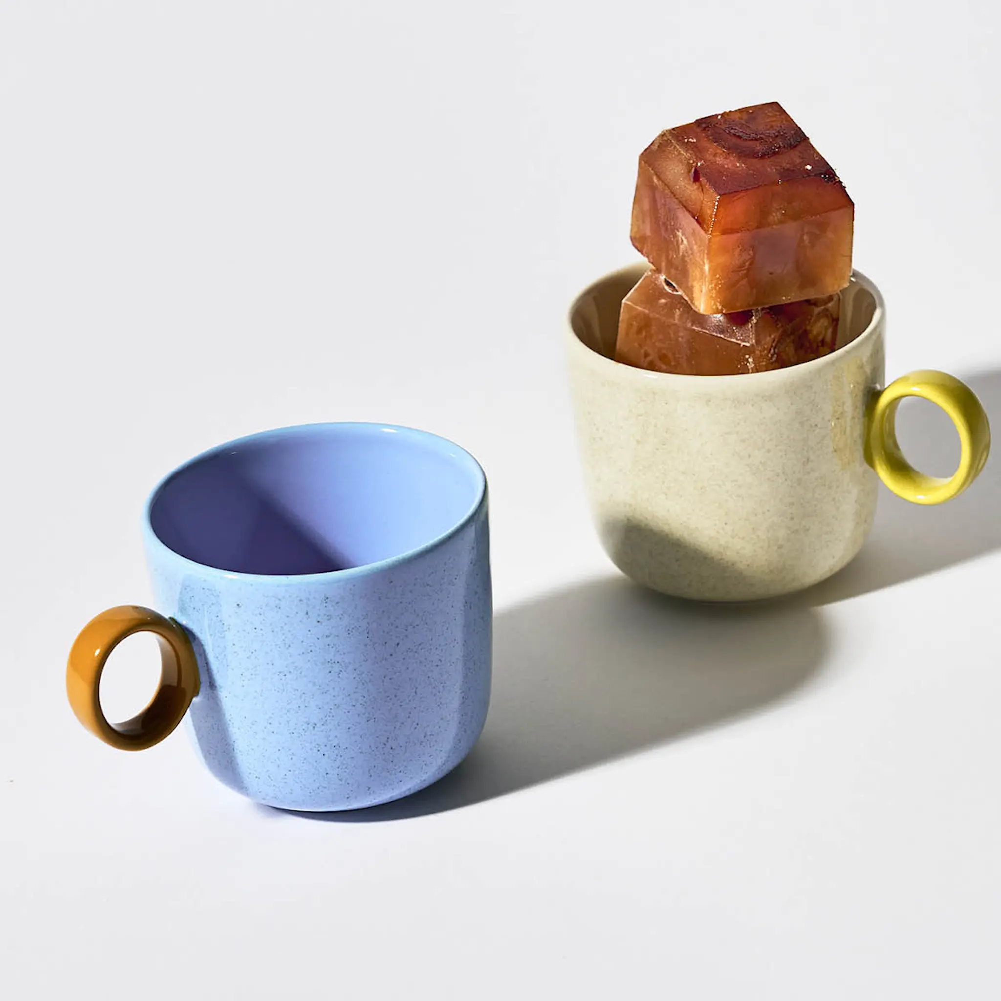 iittala Play mugg 35 cl prickig elfenben/oliv