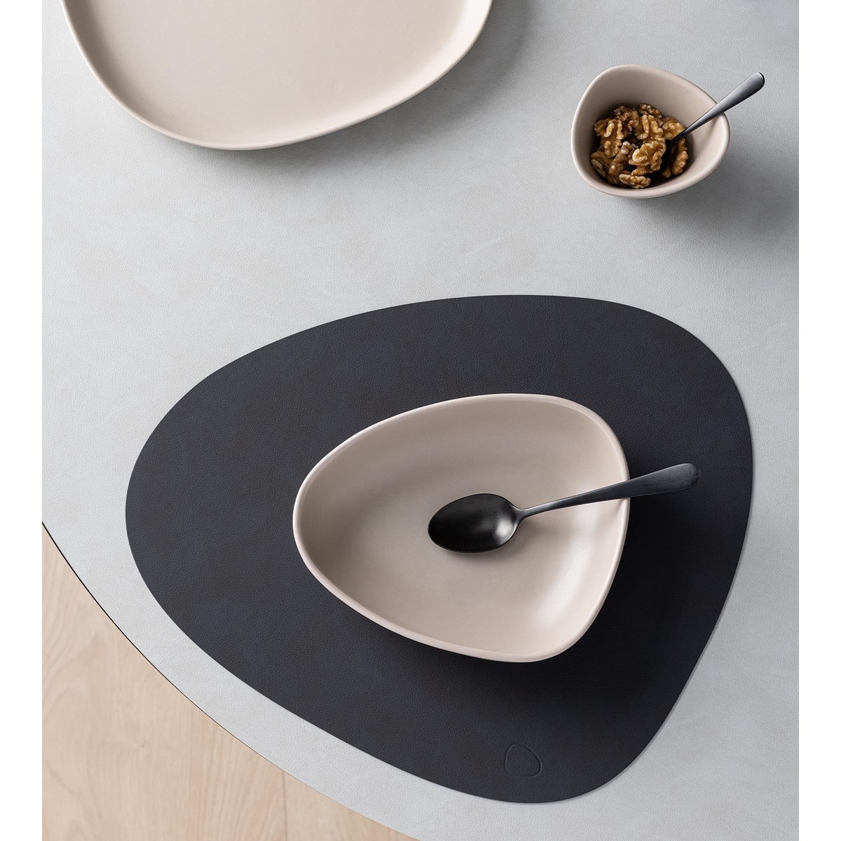 LIND DNA Curve Stoneware Syvä lautanen 22x19 cm Hiekka