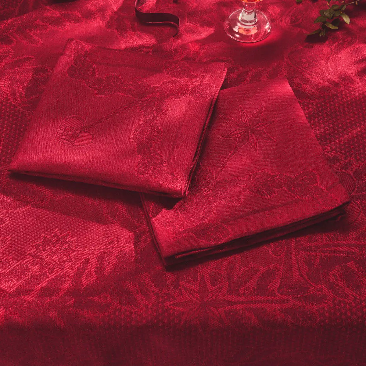 Royal Copenhagen Star Fluted Christmas duk 145x320 cm röd - Cervera