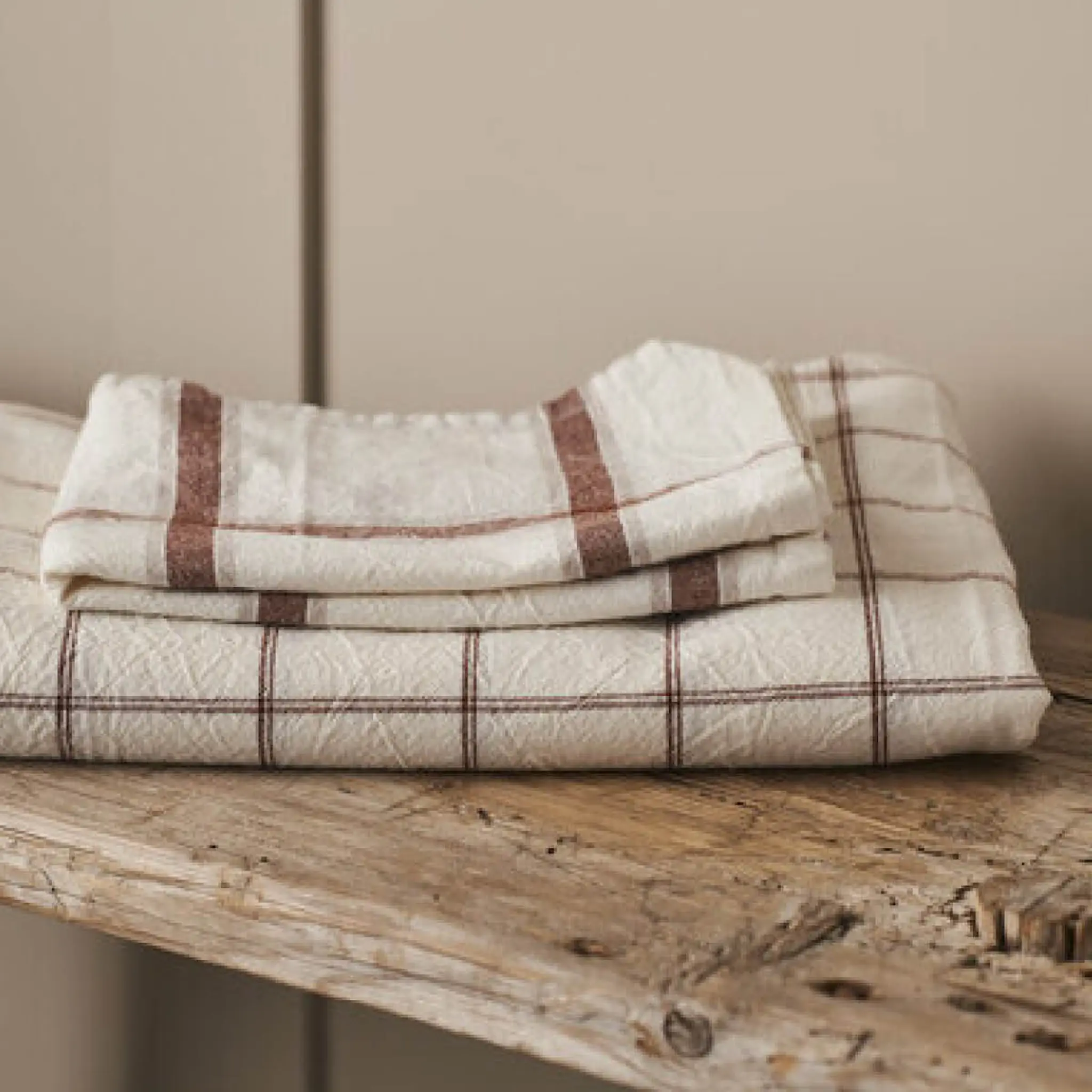 Holmen Tina duk 140x220 cm vit/brun