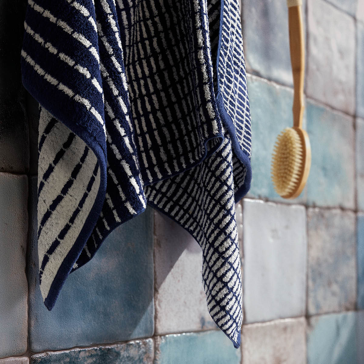 Juna Nuance handduk 70x140 cm mörkblå/vit