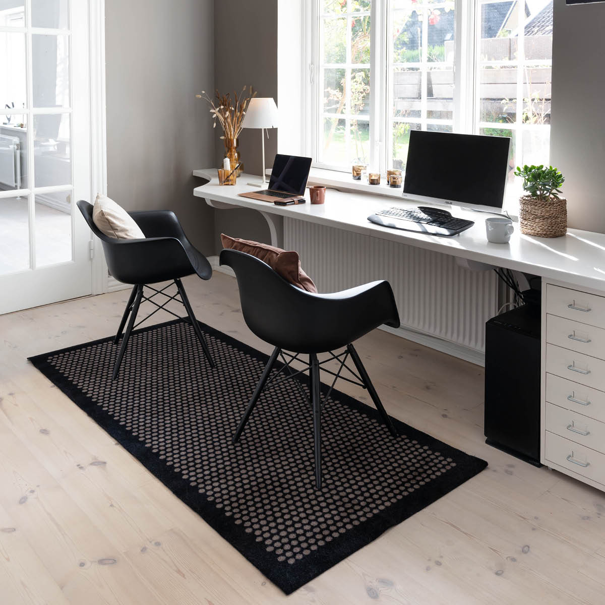 Tica Copenhagen Dot gulvmatte 200x90 cm svart/sand