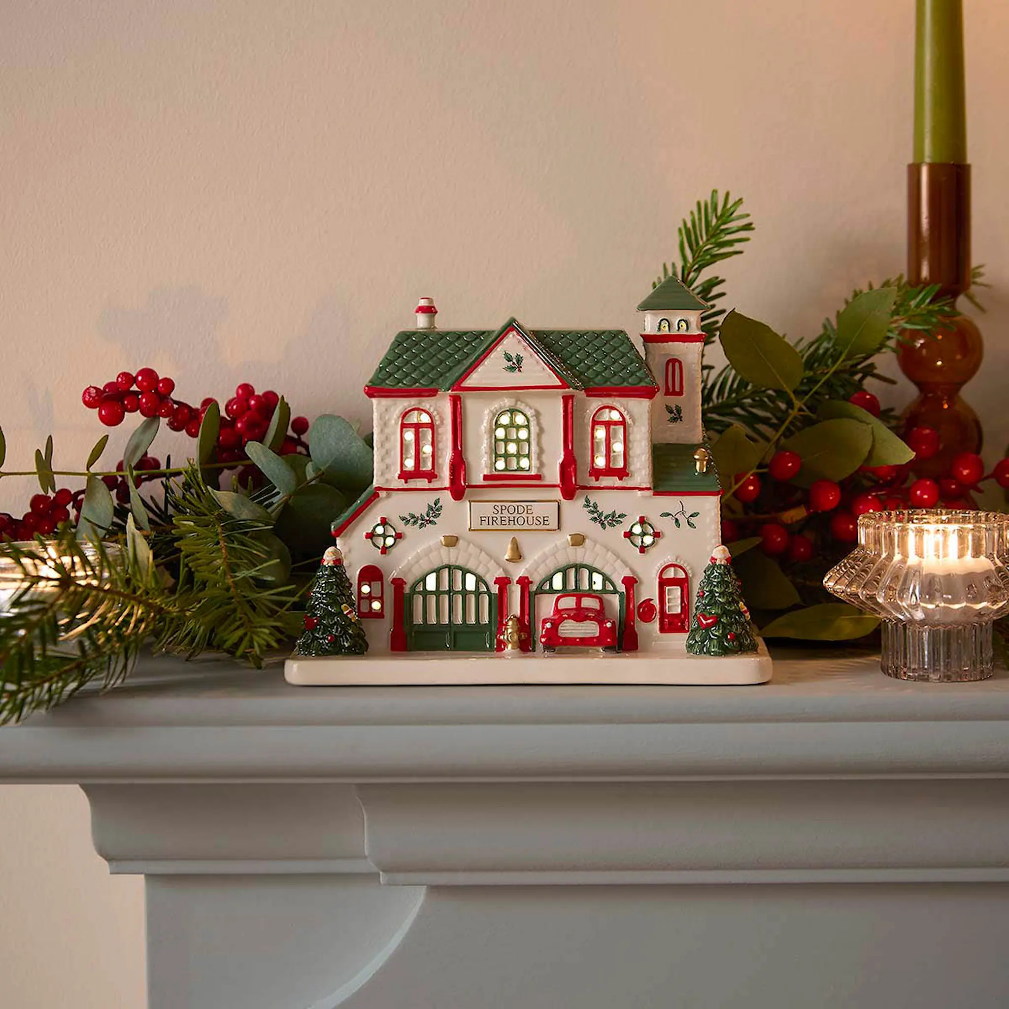 Spode Christmas Tree Village brannstasjon med LED
