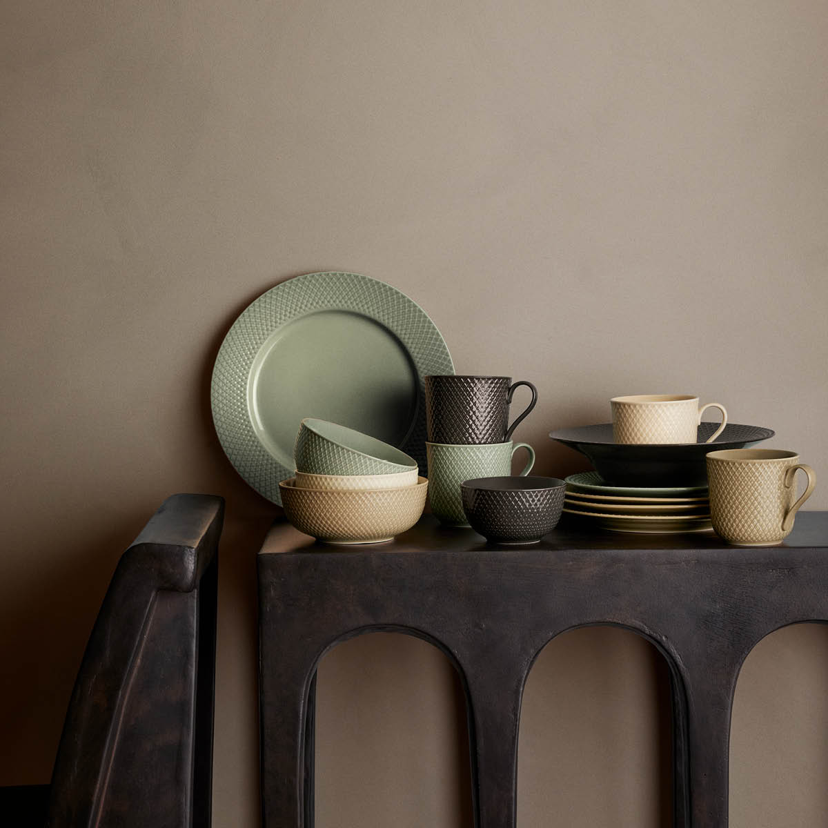 Lyngby Porcelæn Rhombe Earth lautanen 27 cm sammaleenvihreä
