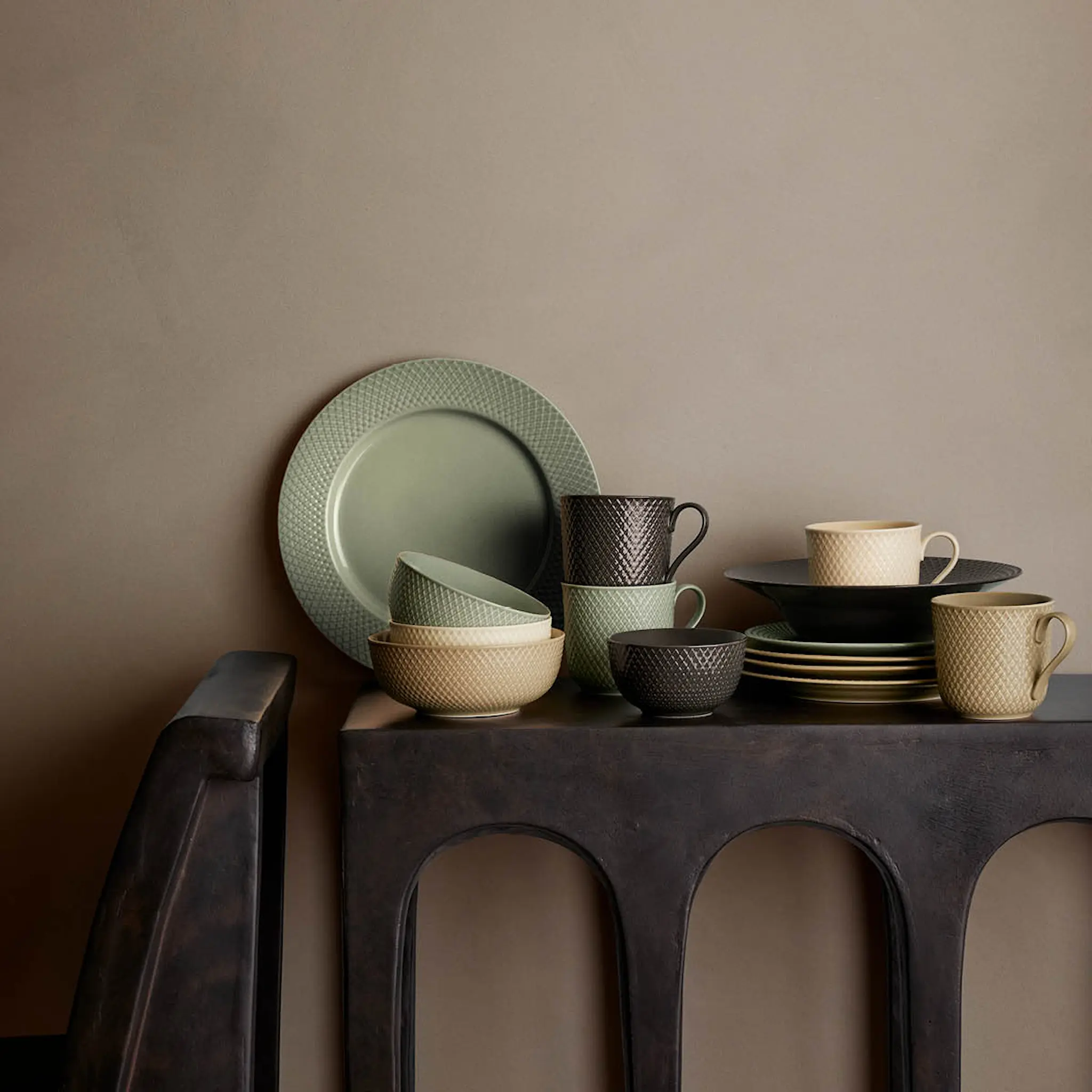 Lyngby Porcelæn Rhombe Earth lautanen 27 cm sammaleenvihreä