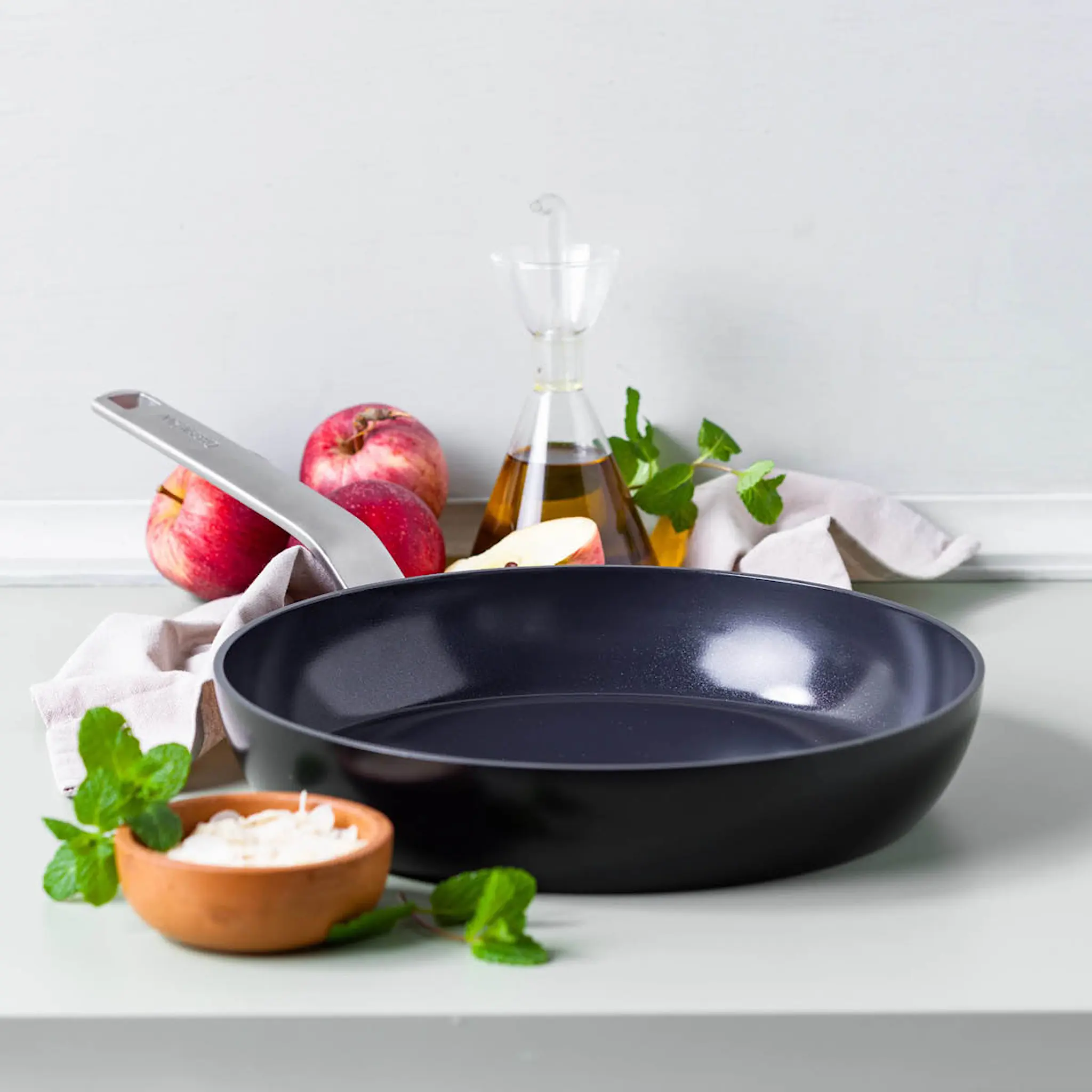 GreenPan Evolution keraaminen paistinpannu 30 cm musta