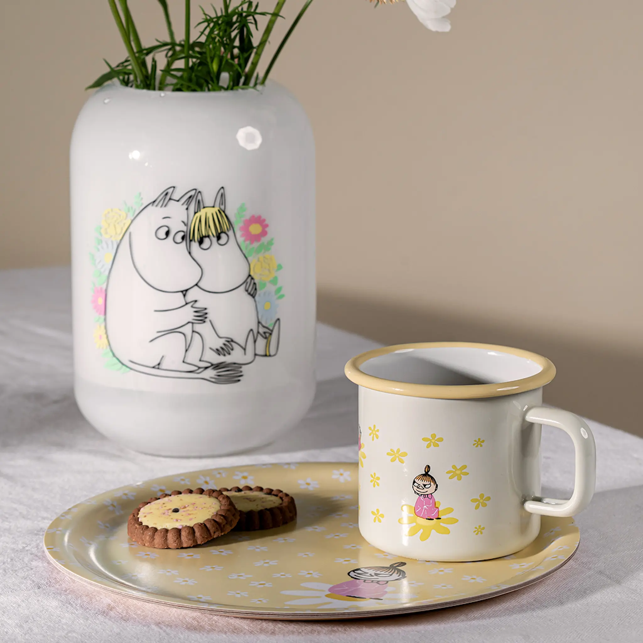 Muurla Mumin emaljmugg 37 cl Lilla My blommor vit