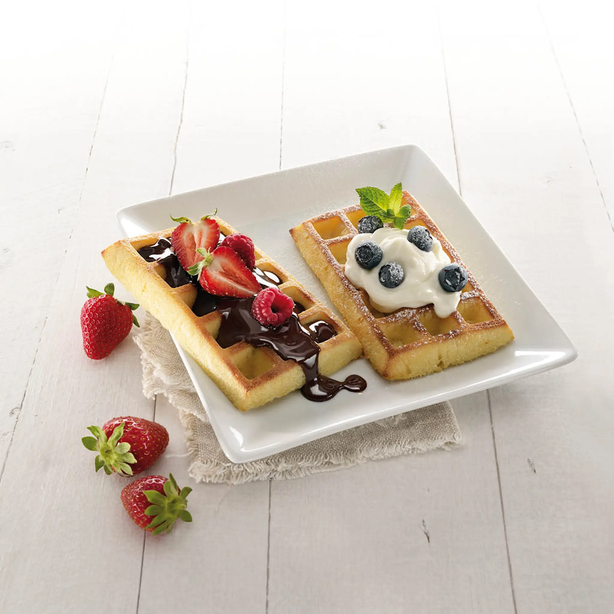 Lékué Silikonformar för 8 st fyrkantiga våfflor röd