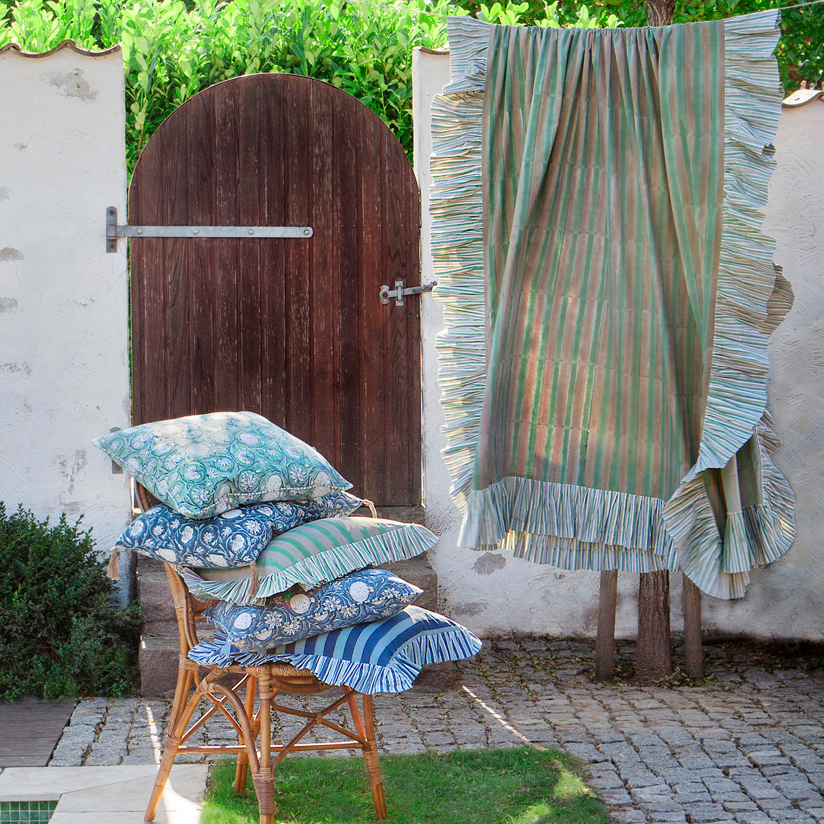 Chamois Jaipur Stripe duk med volang 165x245 cm grön