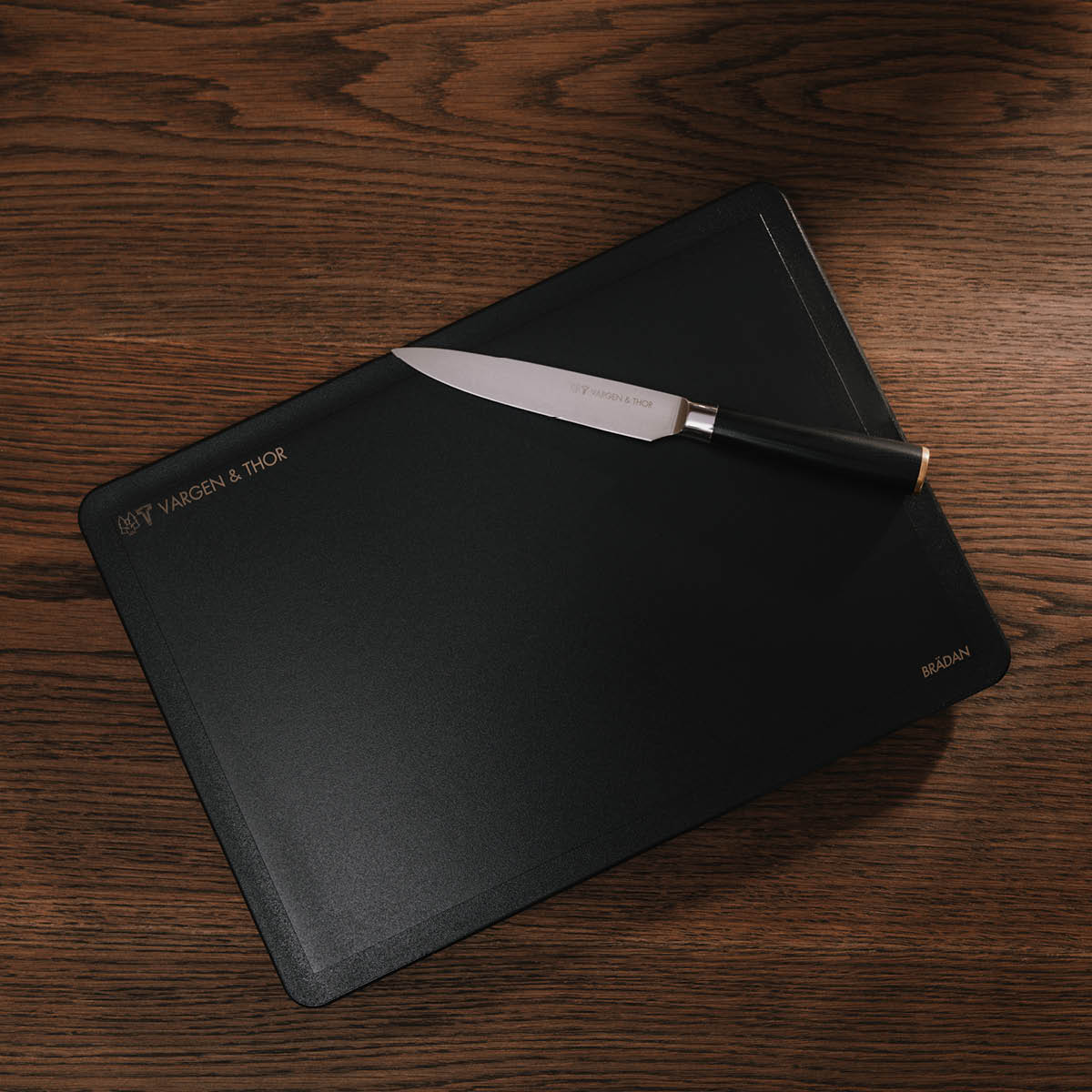 Vargen & Thor Brädan skjærebrett 35x25 cm svart