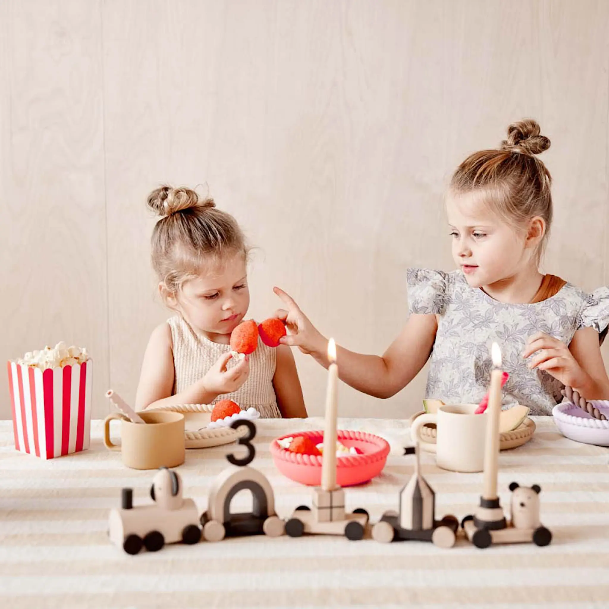 OYOY Mellow tallrik & skål silikon 18 cm Vanilla/Cherry Red