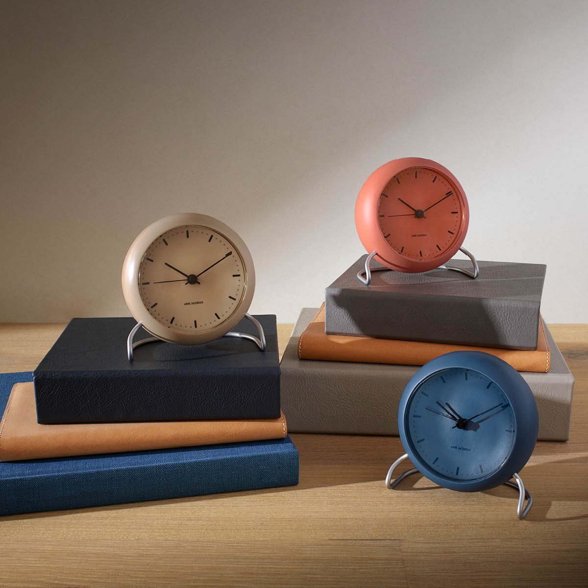 Arne Jacobsen City Hall Pöytäkello 11 cm Oranssi