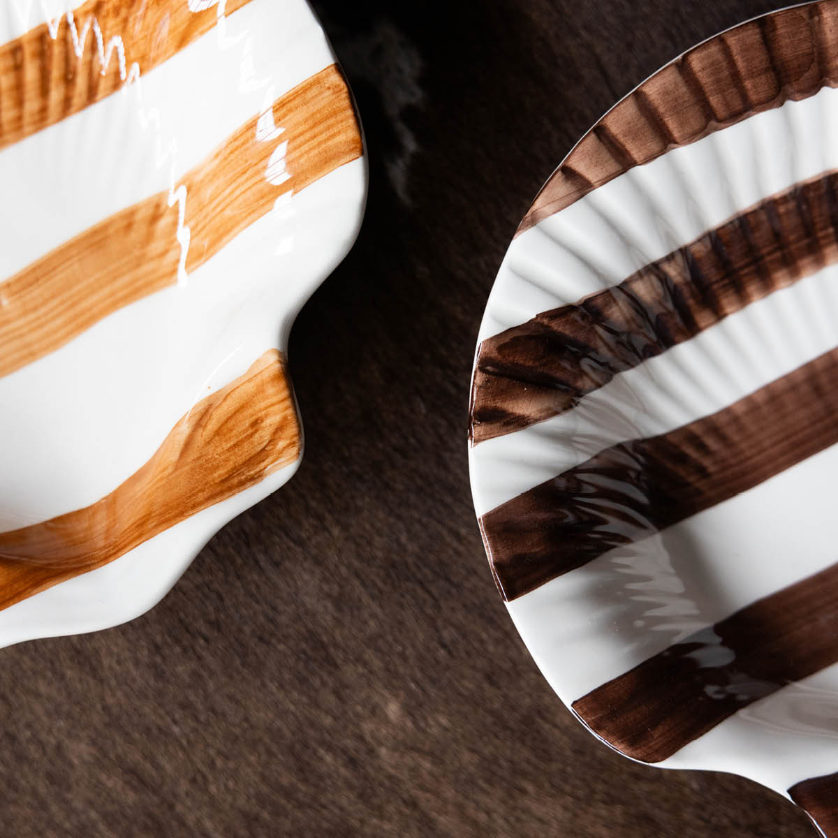 ByOn Armona serveringsfat 23,5 cm ränder mörkbrun/vit